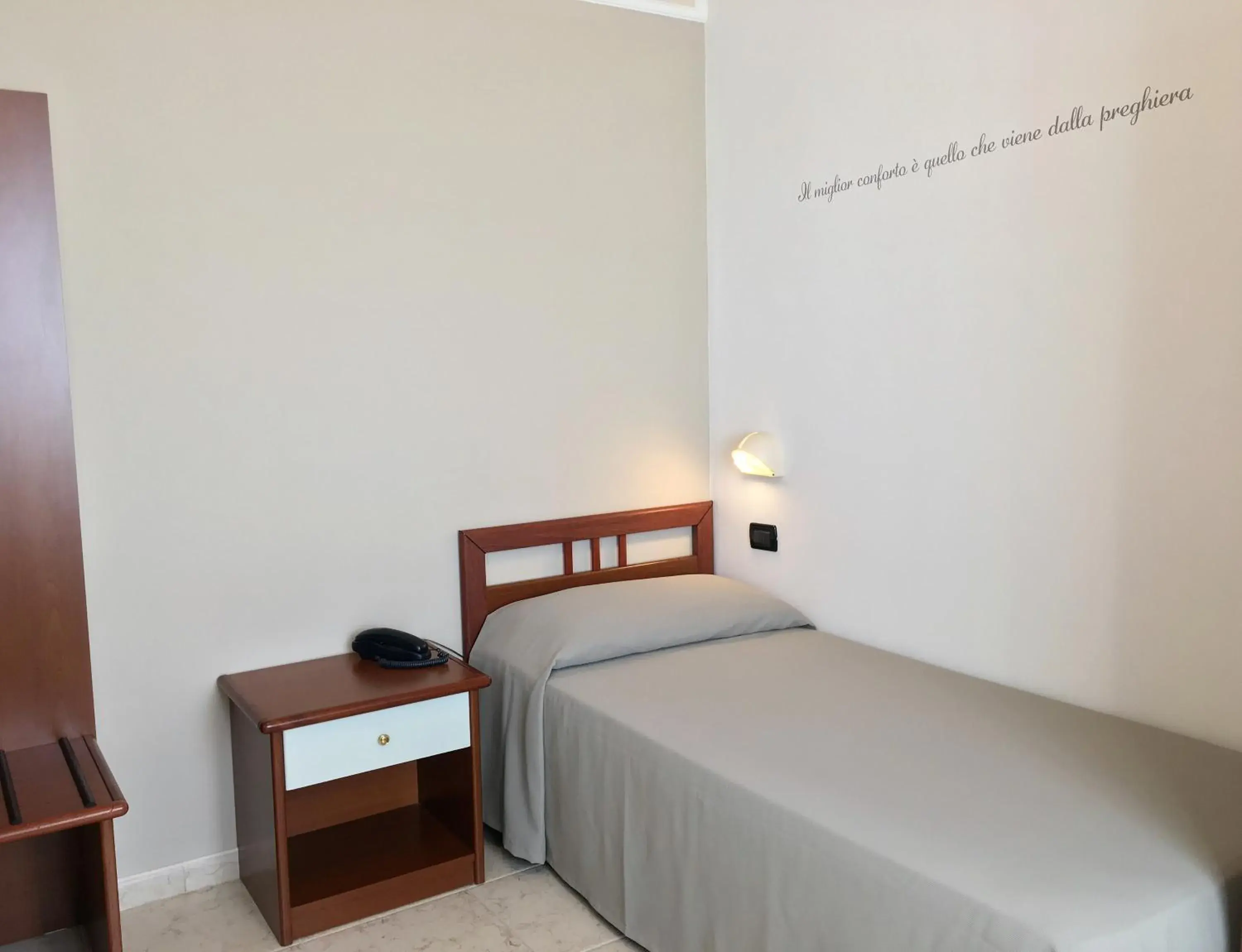 Single Room in Hotel Euro Single Room in Hotel Euro