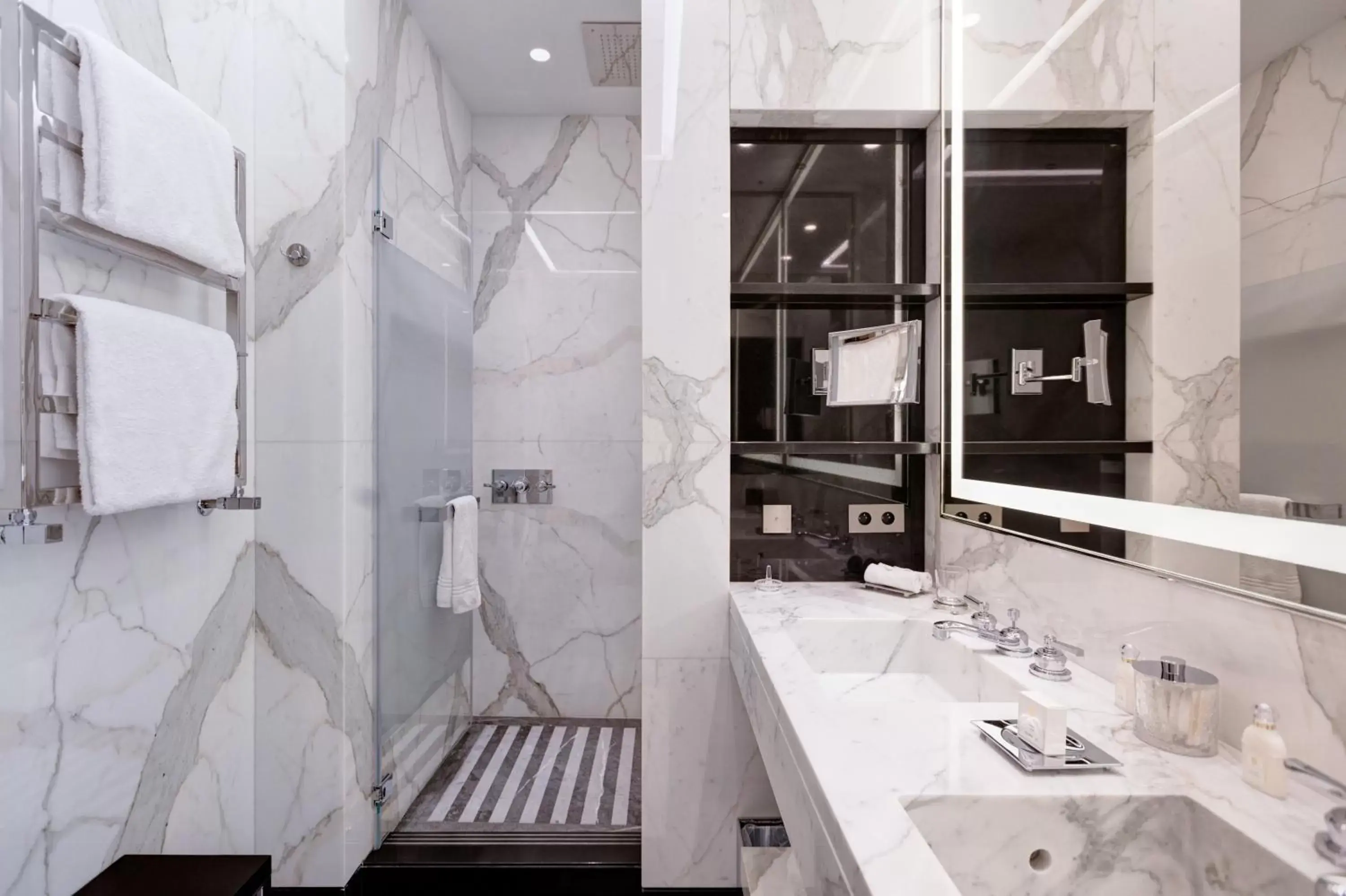 Deluxe room with City or Patio View in Hôtel de Paris Monte-Carlo Deluxe room with City or Patio View in Hôtel de Paris Monte-Carlo