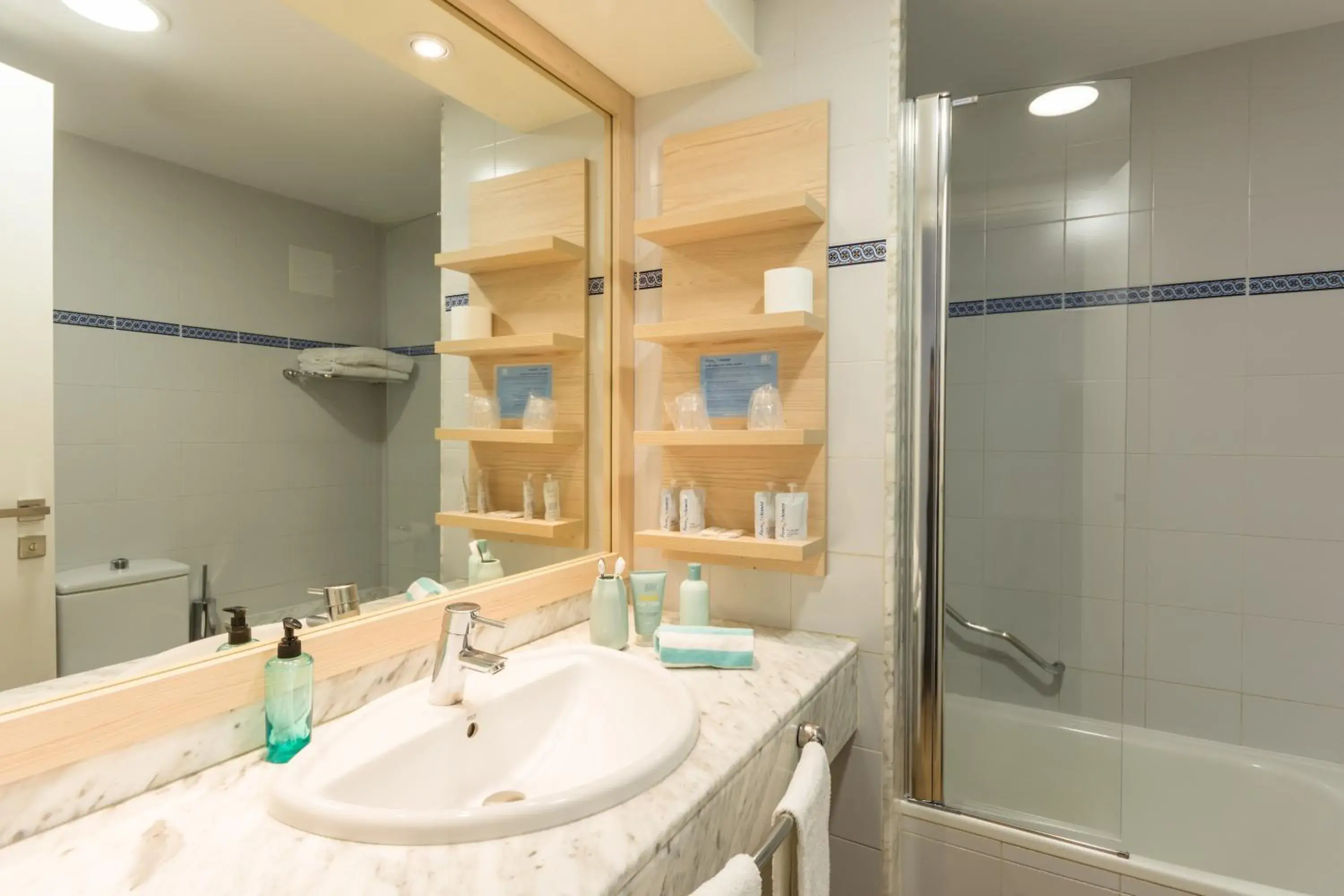 Twin Room in Hotel Monterrey Roses by Pierre & Vacances Twin Room in Hotel Monterrey Roses by Pierre & Vacances