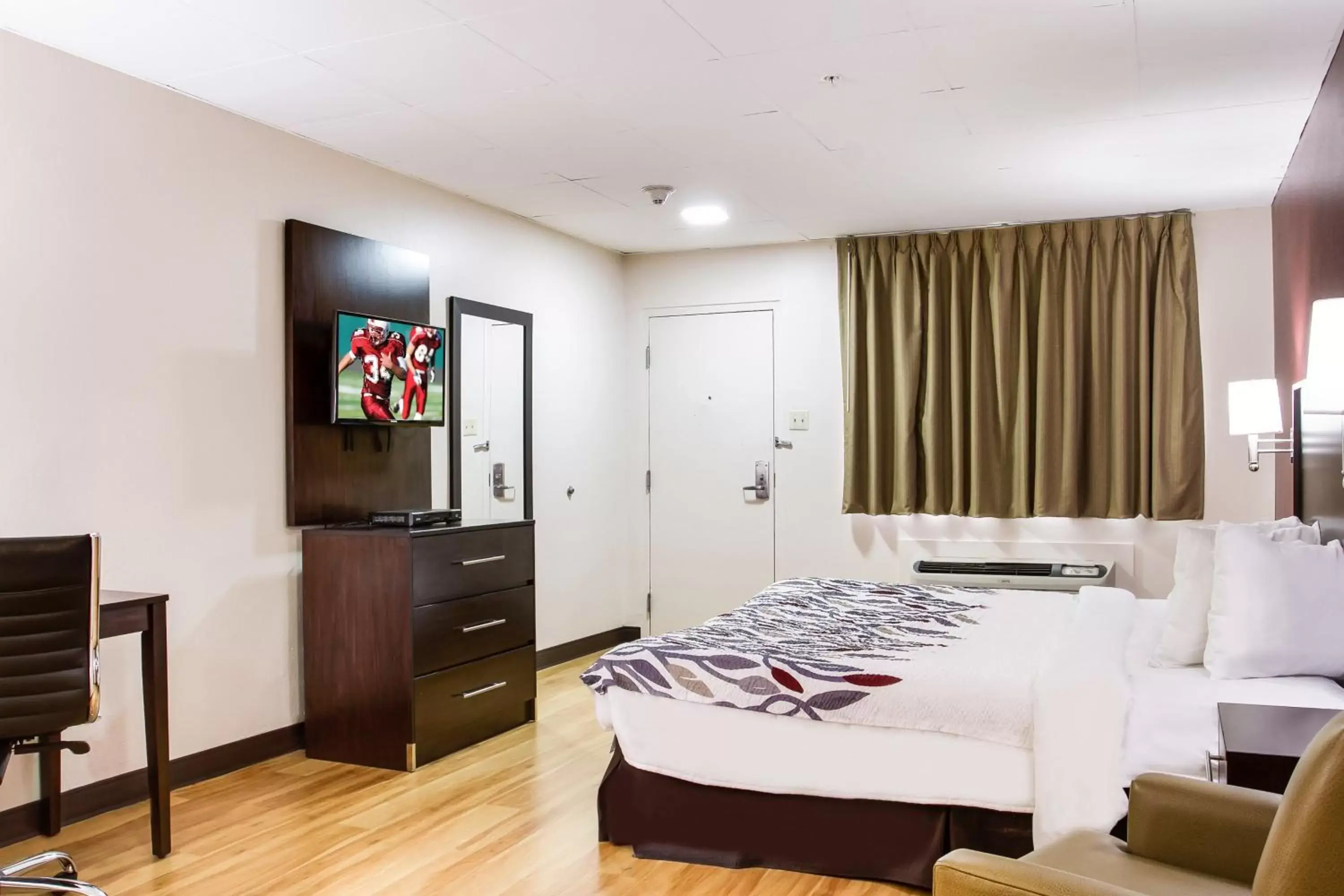 Deluxe Room with One Queen Bed Non-Smoking in Red Roof Inn York Downtown Deluxe Room with One Queen Bed Non-Smoking in Red Roof Inn York Downtown