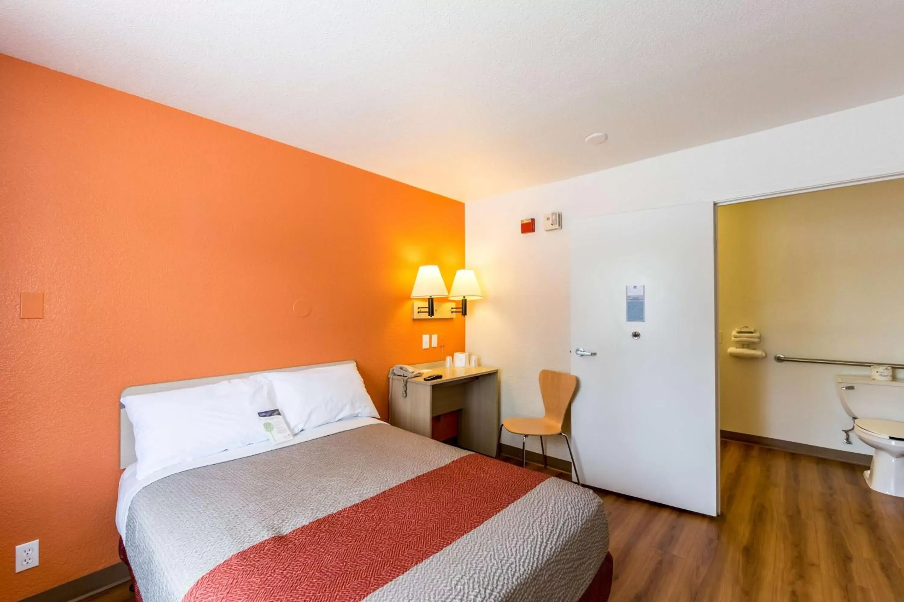 Deluxe Queen Room in Motel 6-Klamath Falls, OR Deluxe Queen Room in Motel 6-Klamath Falls, OR