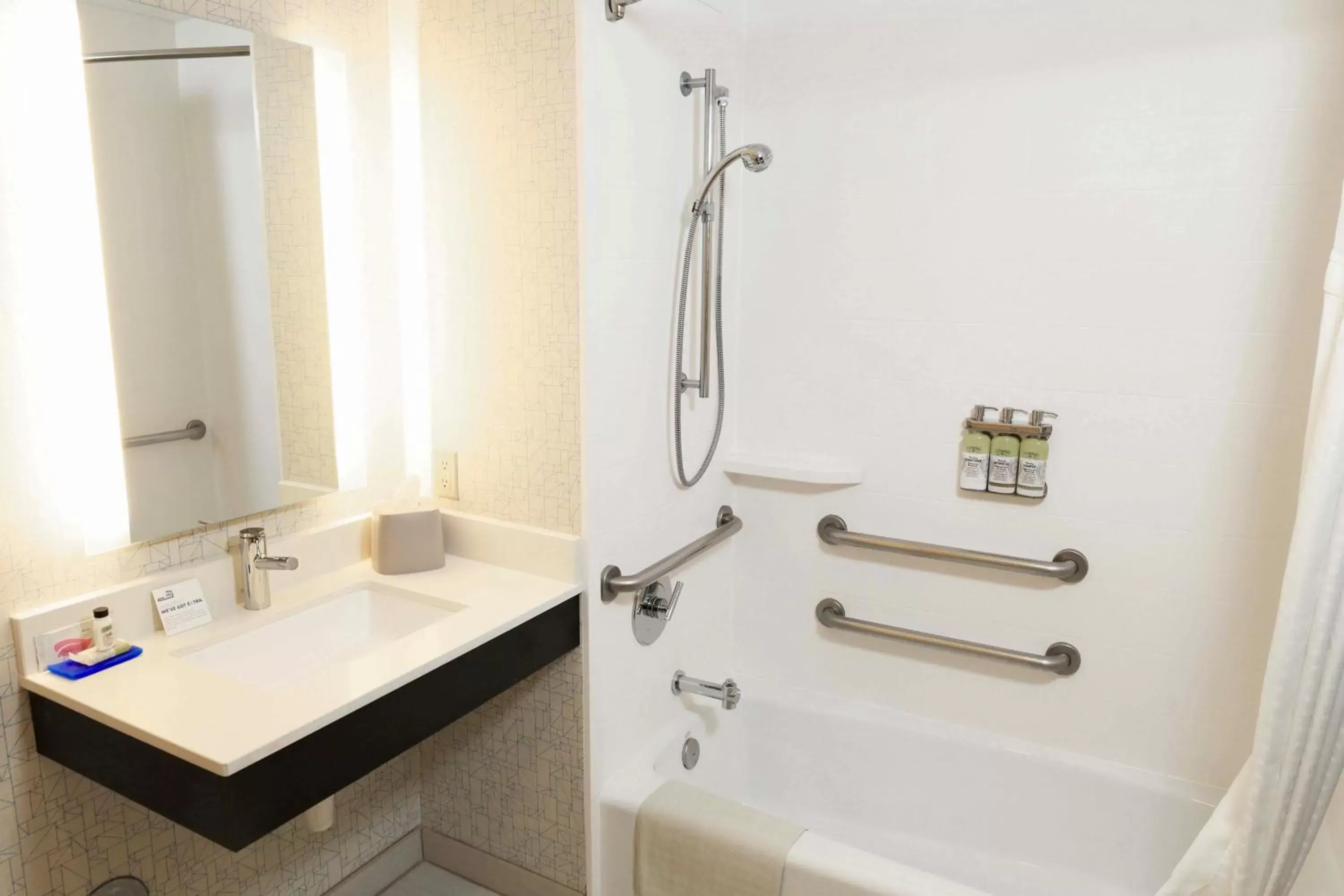 Twin Room - Mobility Access with Bath Tub in Holiday Inn Express Hotel & Suites Napa Valley-American Canyon, an IHG Hotel Twin Room - Mobility Access with Bath Tub in Holiday Inn Express Hotel & Suites Napa Valley-American Canyon, an IHG Hotel