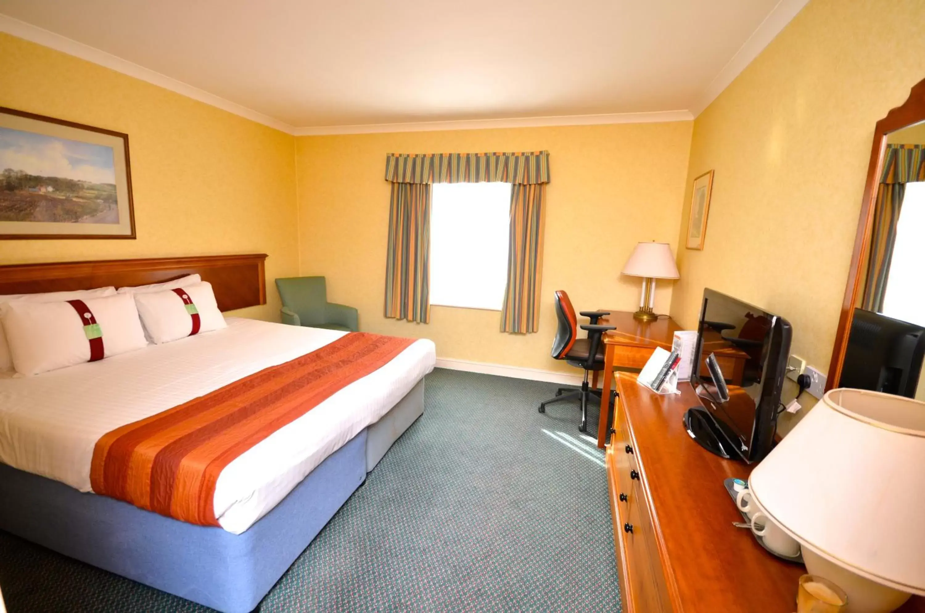 1 King Bed Standard with Walk-in Shower in Holiday Inn Ipswich Orwell by IHG 1 King Bed Standard with Walk-in Shower in Holiday Inn Ipswich Orwell by IHG