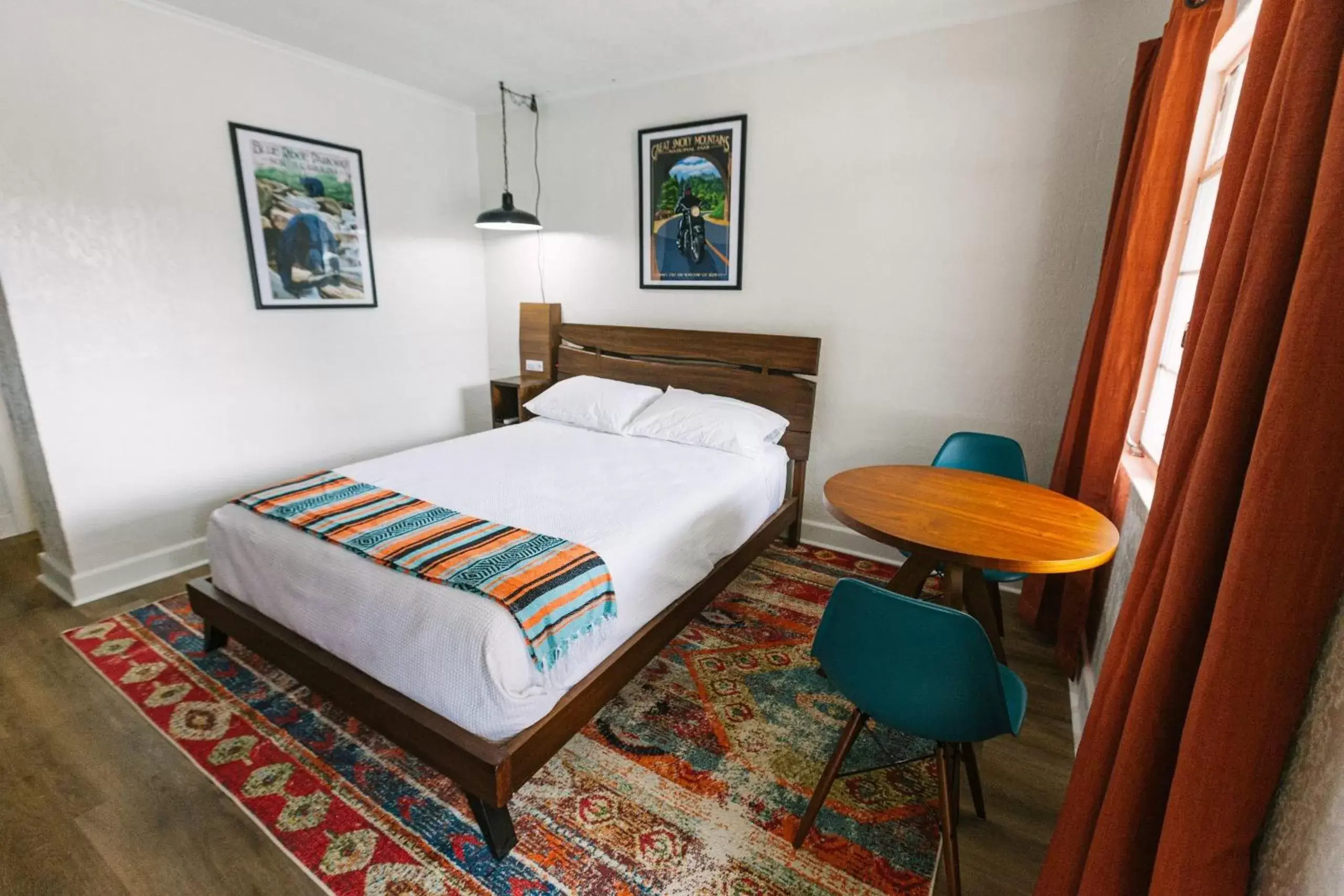 Deluxe Queen Room in Route 19 Inn Deluxe Queen Room in Route 19 Inn