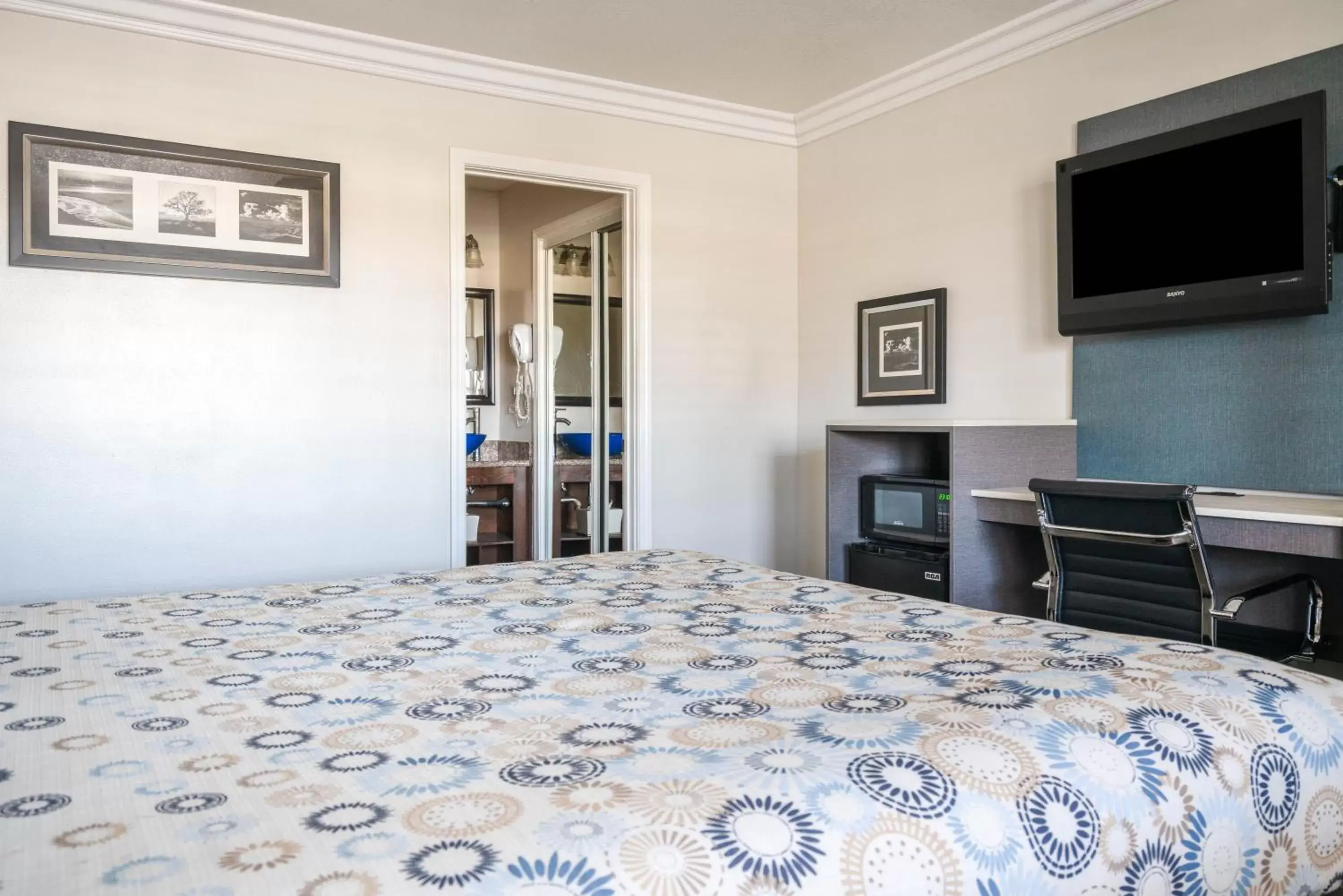 King Room - single occupancy - Non-Smoking in Solaire Inn & Suites King Room - single occupancy - Non-Smoking in Solaire Inn & Suites