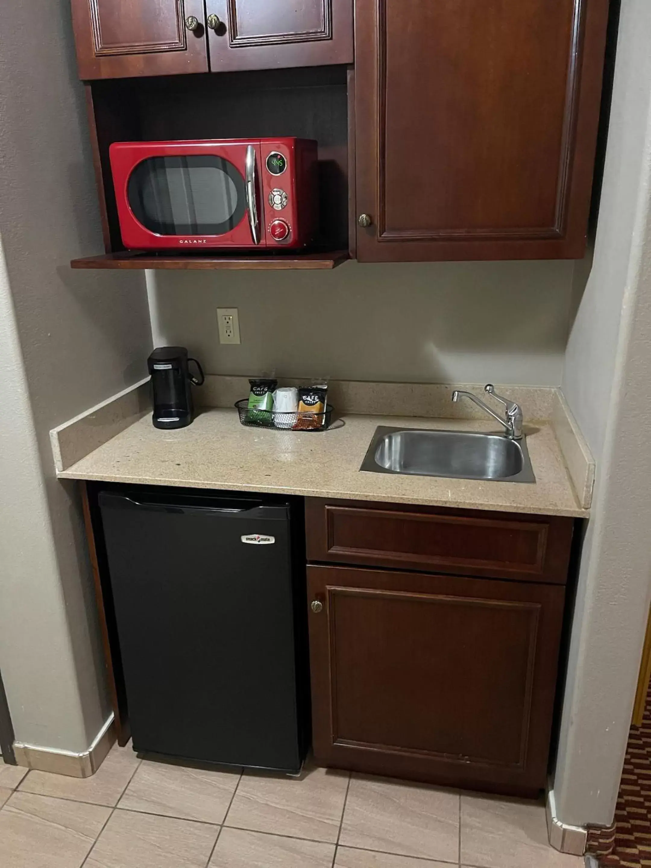 Suite King with Kitchenette Non-Smoking in Red Roof Inn & Suites Detroit - Melvindale/Dearborn Suite King with Kitchenette Non-Smoking in Red Roof Inn & Suites Detroit - Melvindale/Dearborn