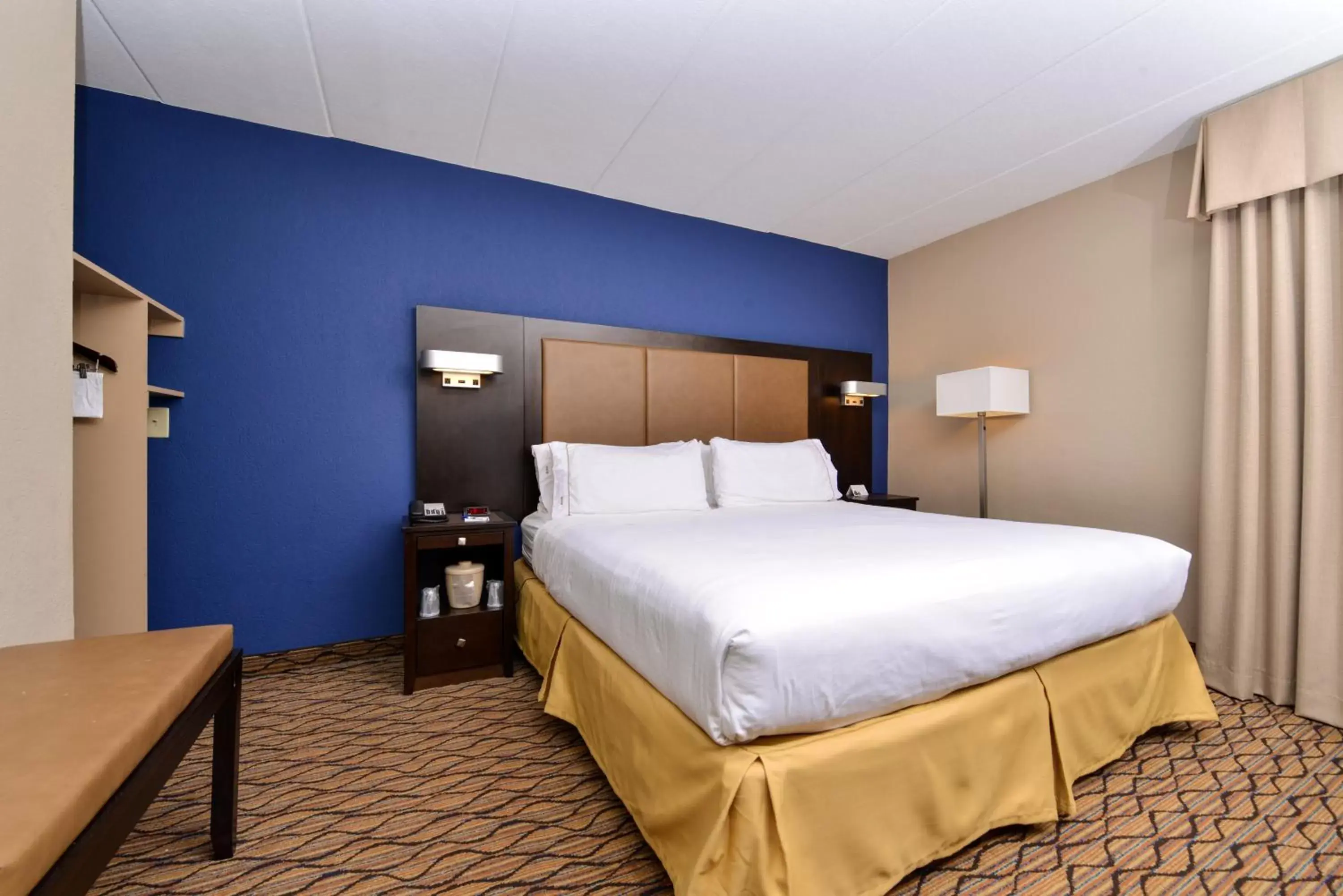 Standard King Room in Holiday Inn Express Hunt Valley by IHG Standard King Room in Holiday Inn Express Hunt Valley by IHG