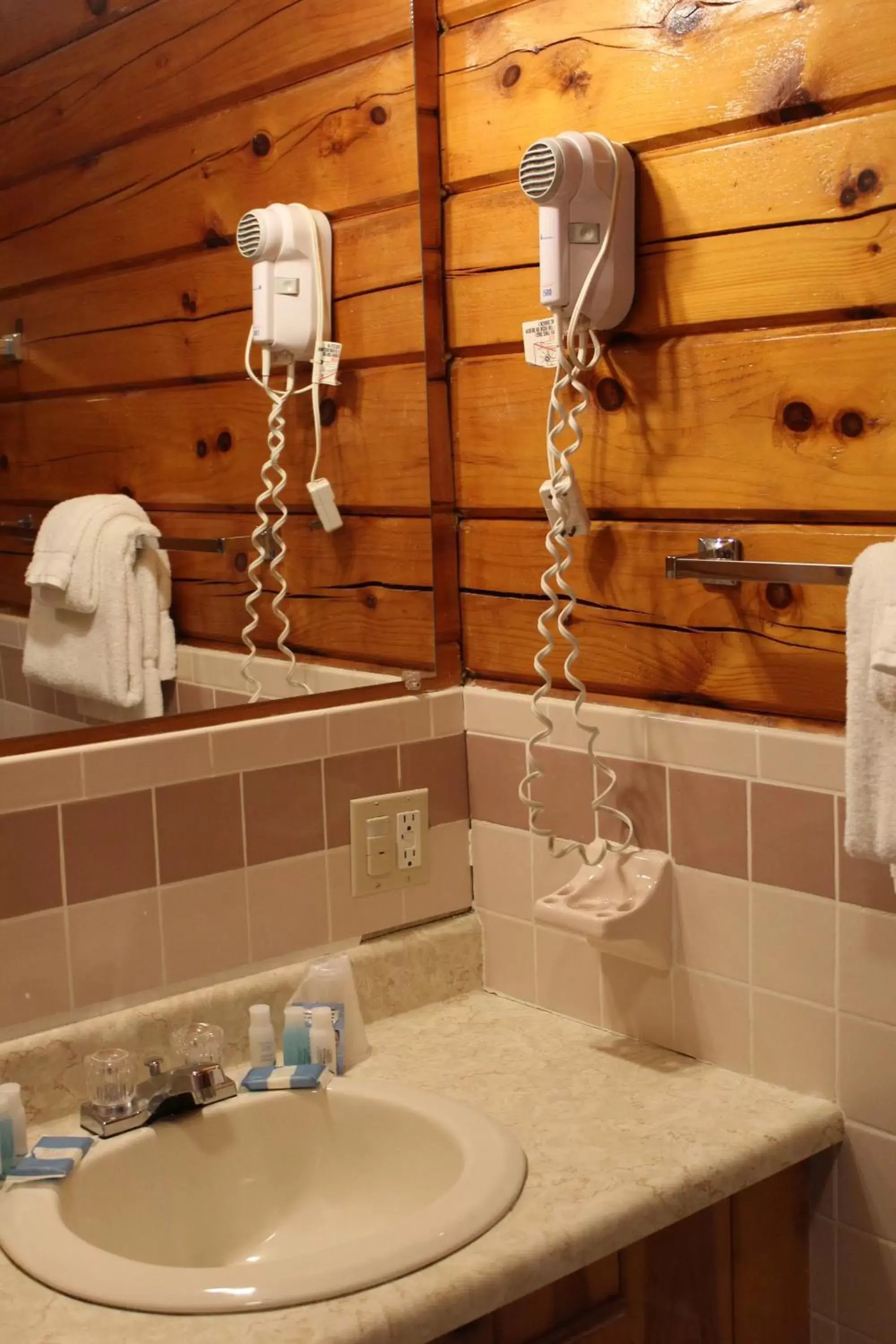 Deluxe Queen Room - single occupancy in Stone Fence Resort Deluxe Queen Room - single occupancy in Stone Fence Resort