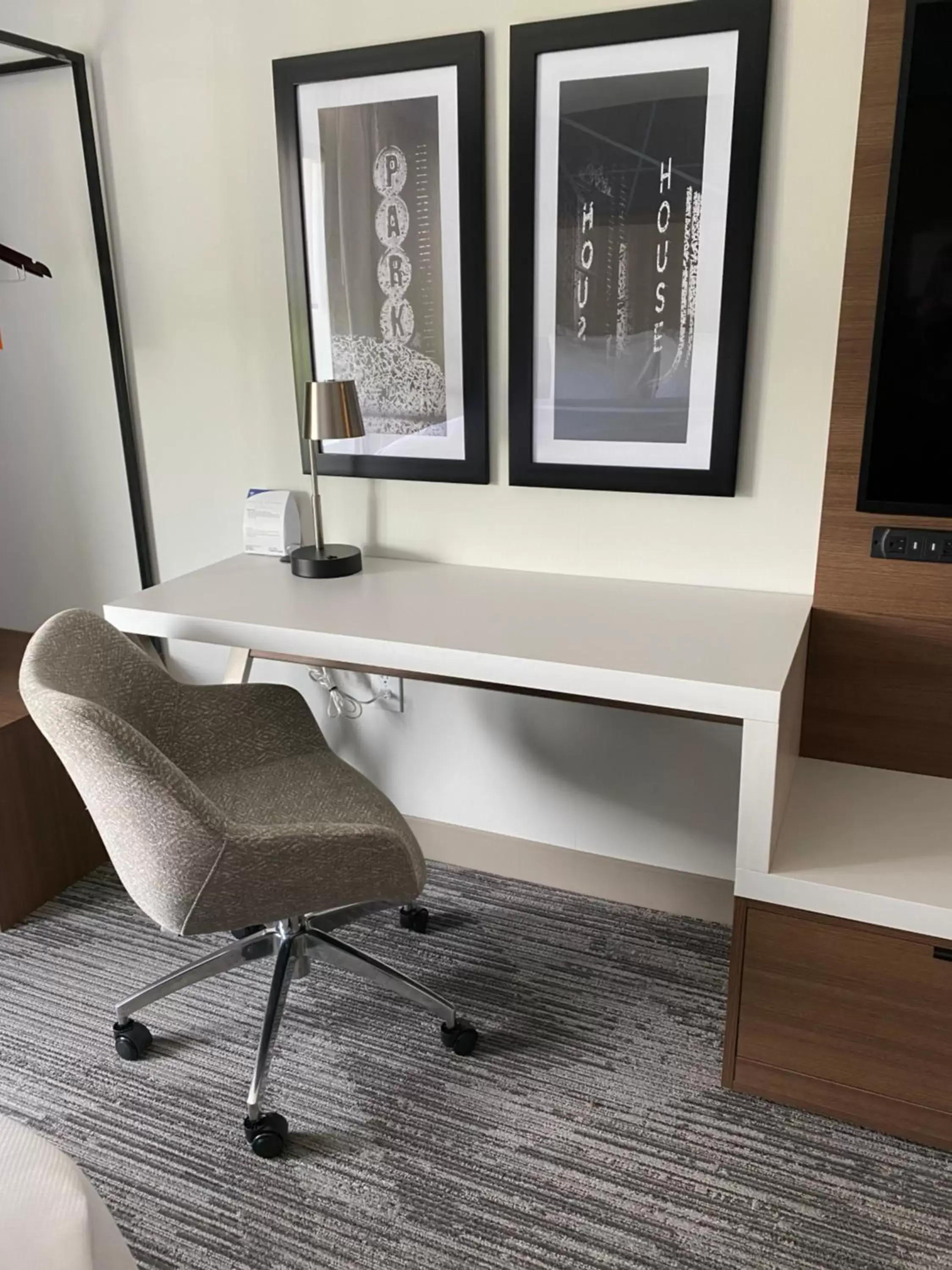 Quadruple Room with Two Queen Beds and Tub - Disability Access/Non Smoking/Pet Friendly in Comfort Inn & Suites Gallatin - Nashville Metro Quadruple Room with Two Queen Beds and Tub - Disability Access/Non Smoking/Pet Friendly in Comfort Inn & Suites Gallatin - Nashville Metro