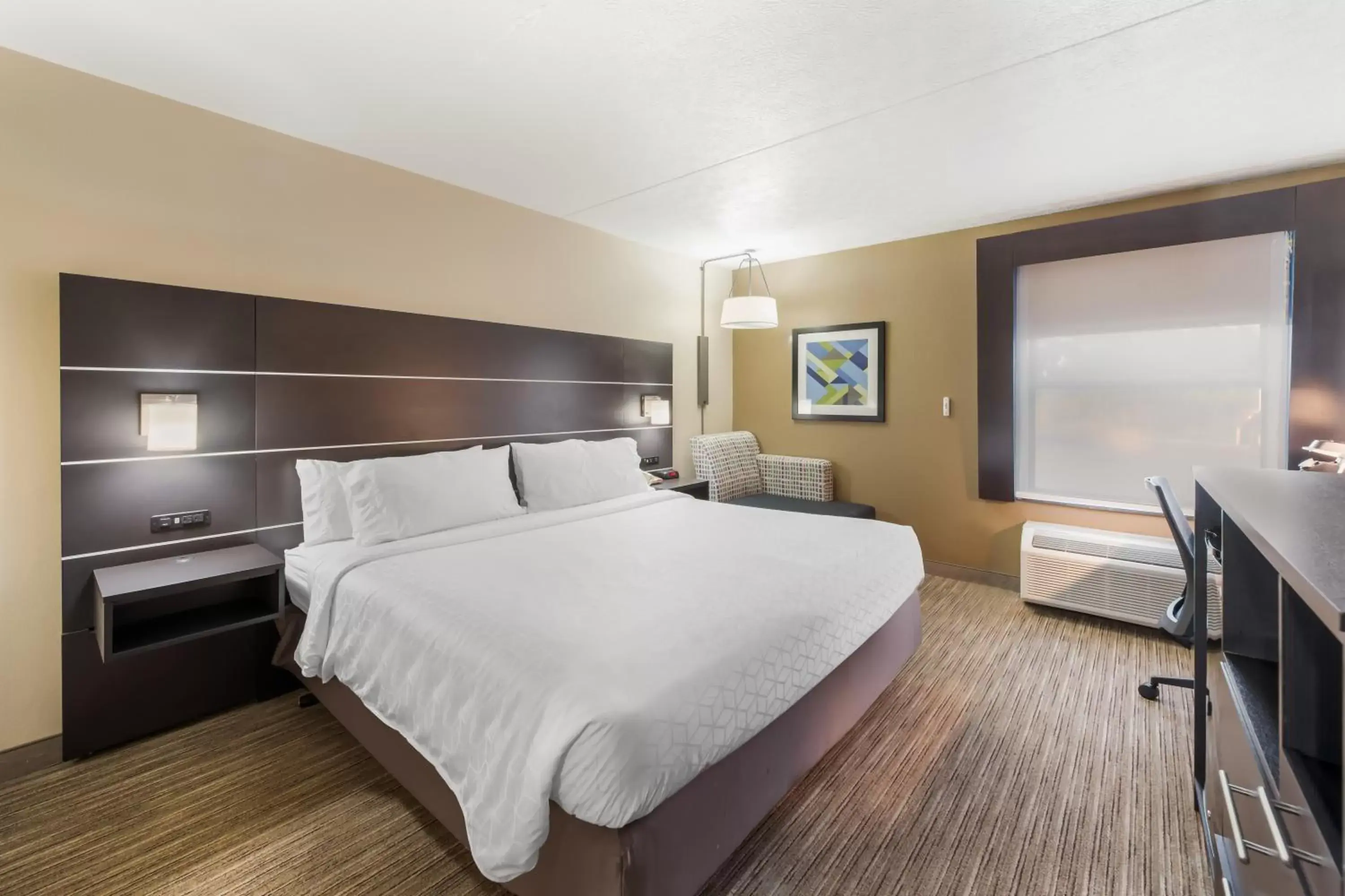 Standard King Room with Accessible Tub - Mobility Access in Holiday Inn Express London-I-70 by IHG Standard King Room with Accessible Tub - Mobility Access in Holiday Inn Express London-I-70 by IHG