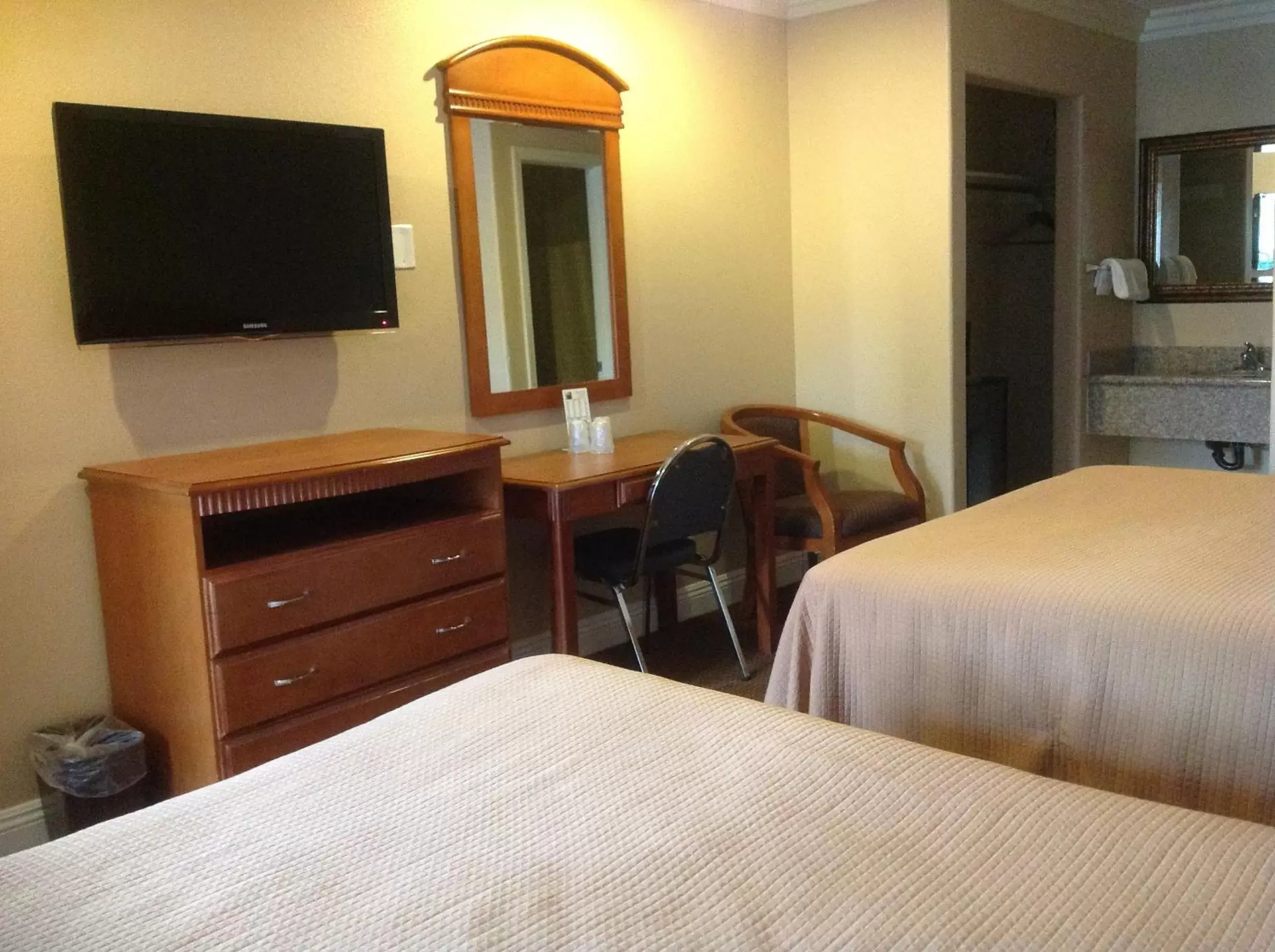 Double Room with Two Double Beds in Hyland Motel Van Nuys Double Room with Two Double Beds in Hyland Motel Van Nuys