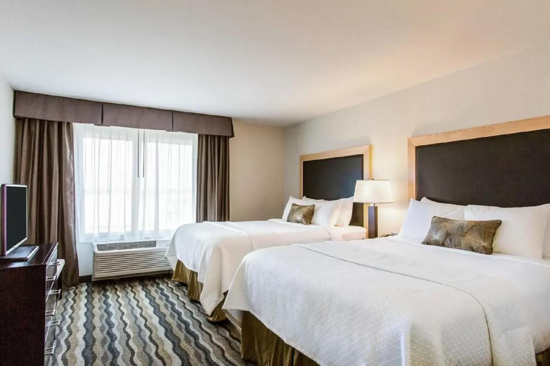 2 Queen Beds, Mobility/Hearing Accessible Suite, Roll-In Shower, Non-Smoking in Wyndham Avon 2 Queen Beds, Mobility/Hearing Accessible Suite, Roll-In Shower, Non-Smoking in Wyndham Avon