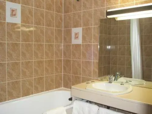 Classic Single Room with Balcony in Hôtel Restaurant Pavillon Carina Classic Single Room with Balcony in Hôtel Restaurant Pavillon Carina