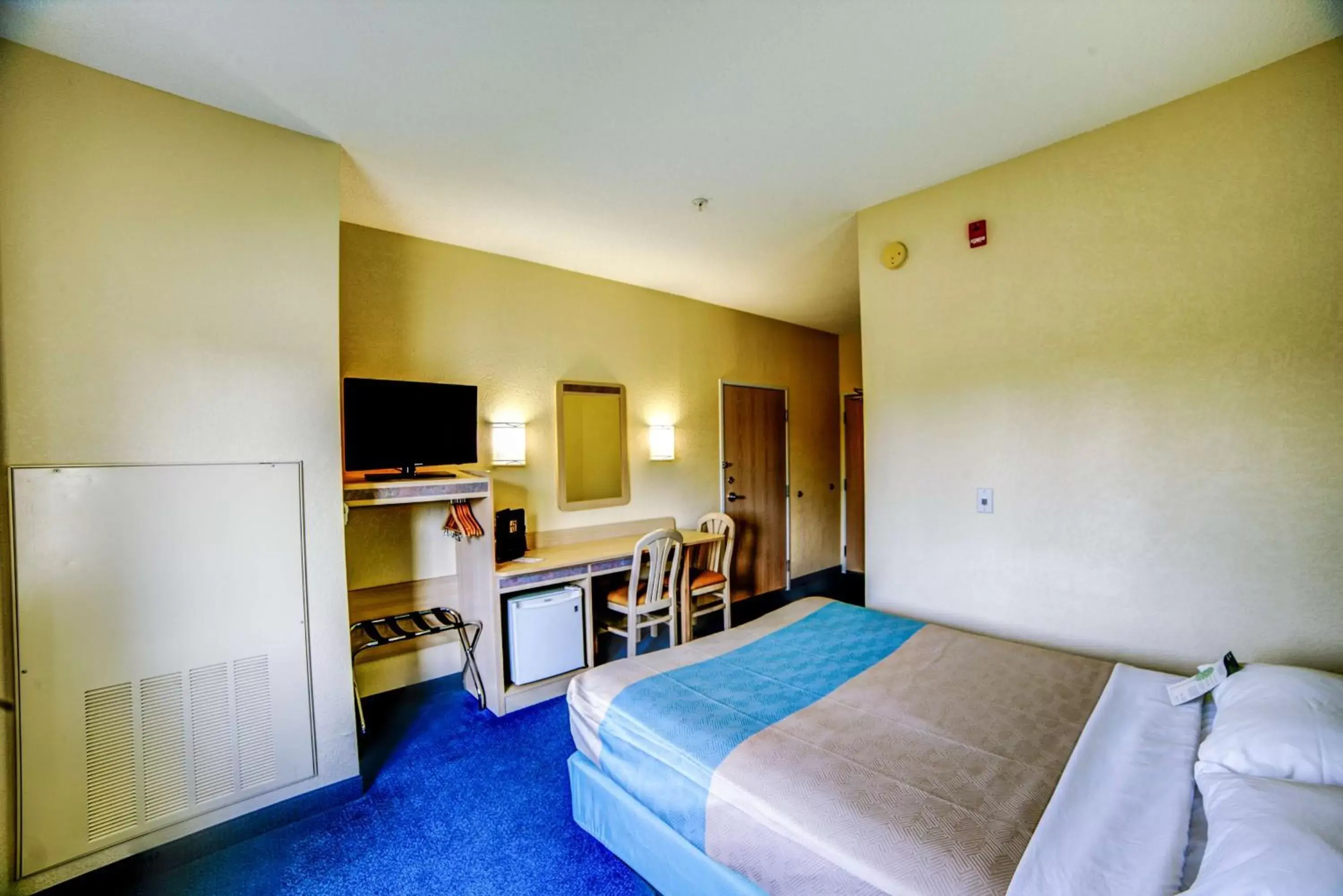 Queen Room - Non-Smoking in Motel 6-Huntsville, ON Queen Room - Non-Smoking in Motel 6-Huntsville, ON