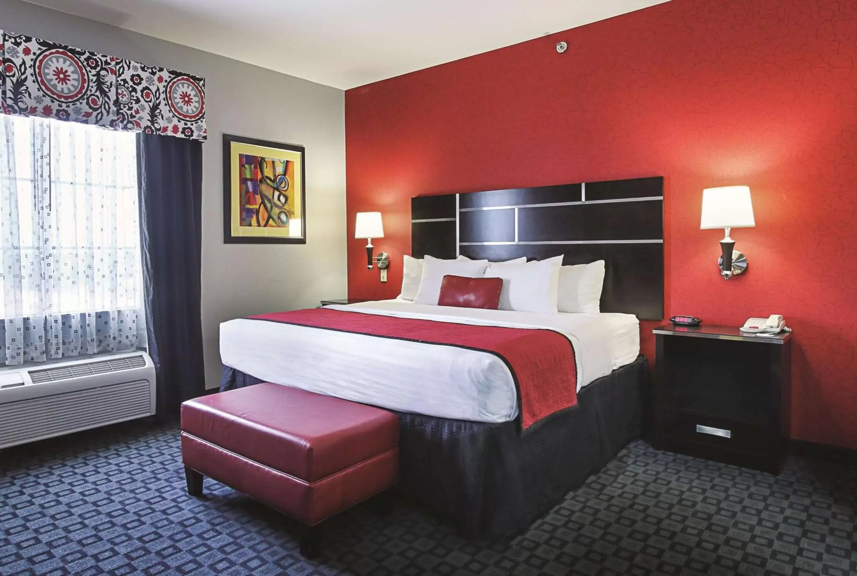 King Room with Roll-In Shower - Mobility Access/Non-Smoking in La Quinta Inn & Suites by Wyndham South Dallas - Hutchins King Room with Roll-In Shower - Mobility Access/Non-Smoking in La Quinta Inn & Suites by Wyndham South Dallas - Hutchins