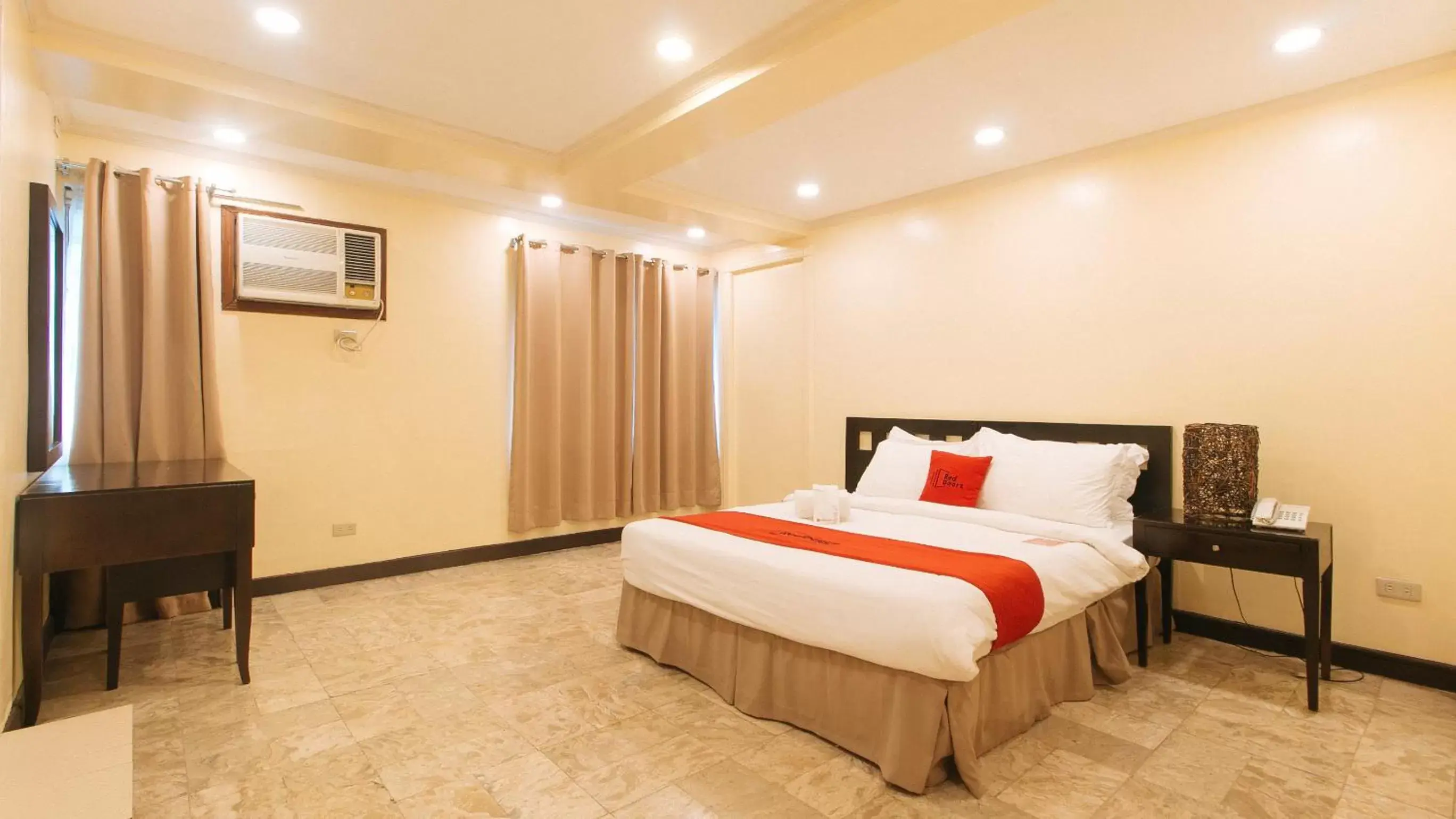 One-Bedroom Suite in RedDoorz Premium near Greenbelt Makati - Vaccinated Staff One-Bedroom Suite in RedDoorz Premium near Greenbelt Makati - Vaccinated Staff