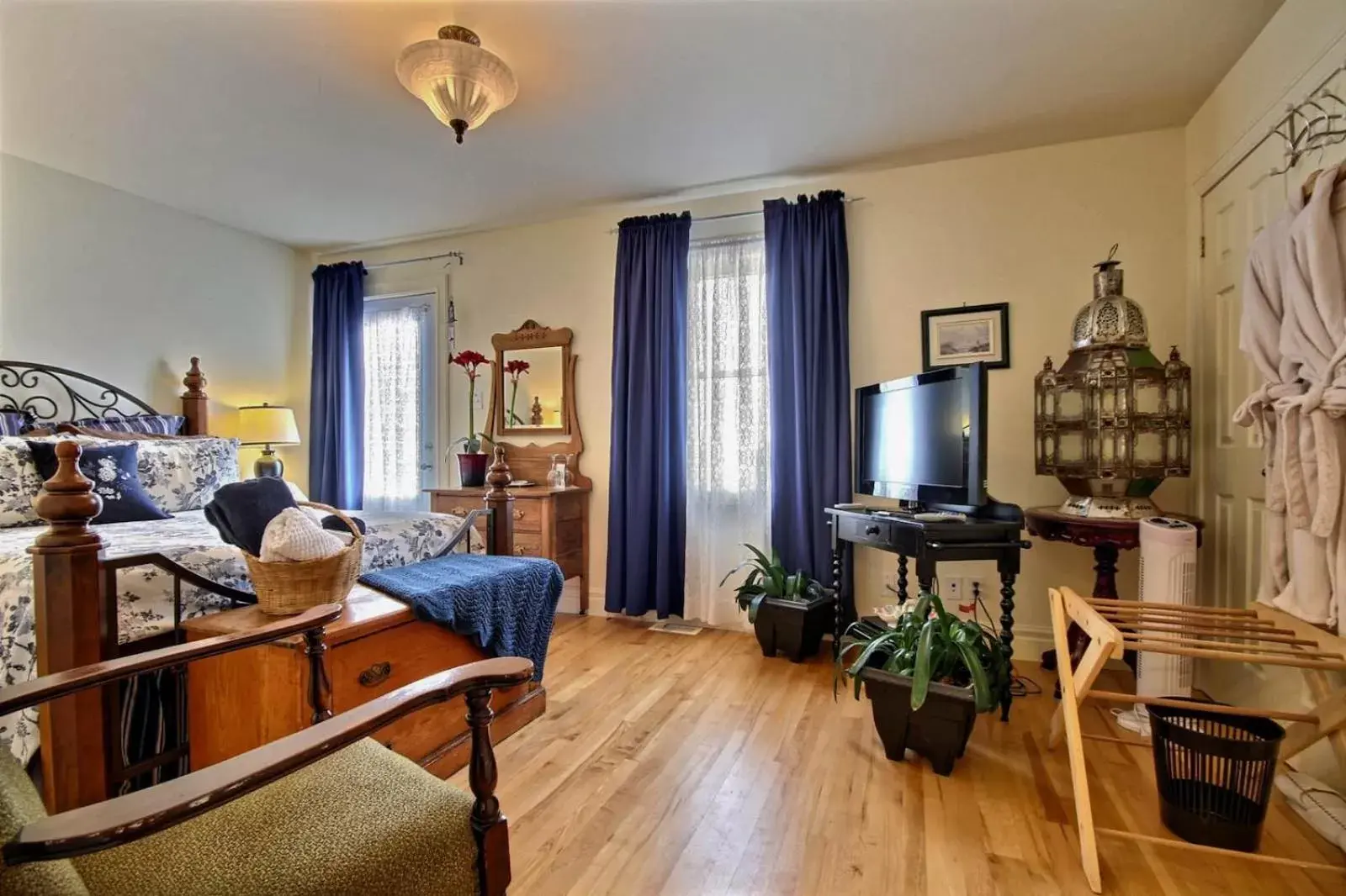 Queen Room with Shared Bathroom in Terrace Green B&B Queen Room with Shared Bathroom in Terrace Green B&B