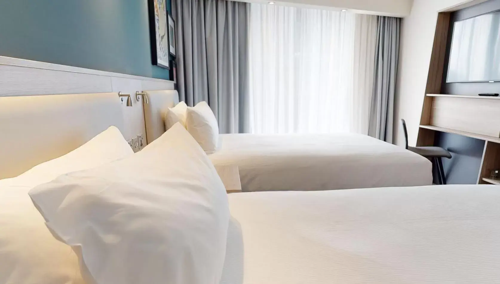 Queen Room with Single Bed in Hampton By Hilton Manchester Northern Quarter Queen Room with Single Bed in Hampton By Hilton Manchester Northern Quarter