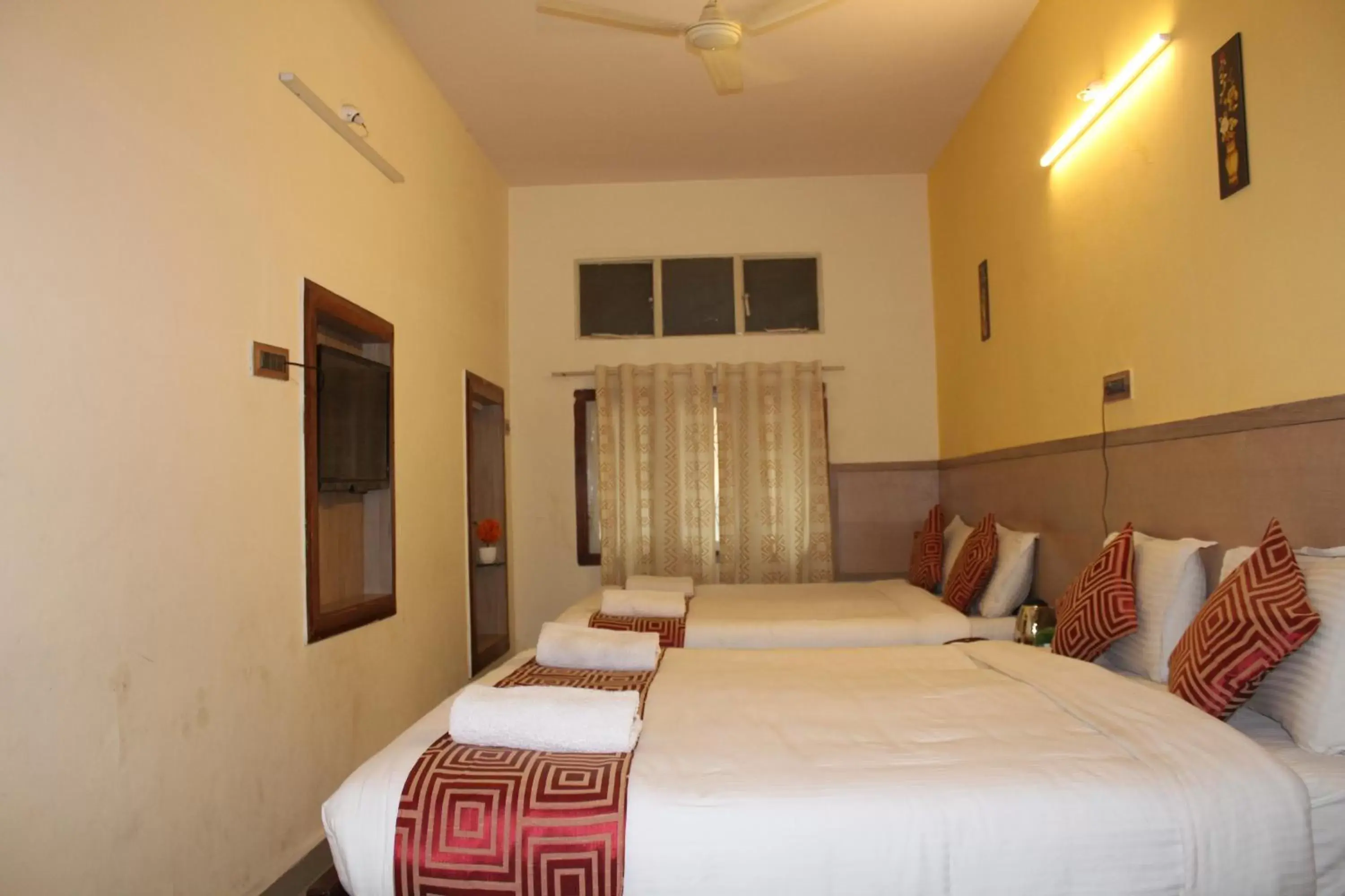 Quadruple Room with Bathroom in Hotel Kaveri Quadruple Room with Bathroom in Hotel Kaveri
