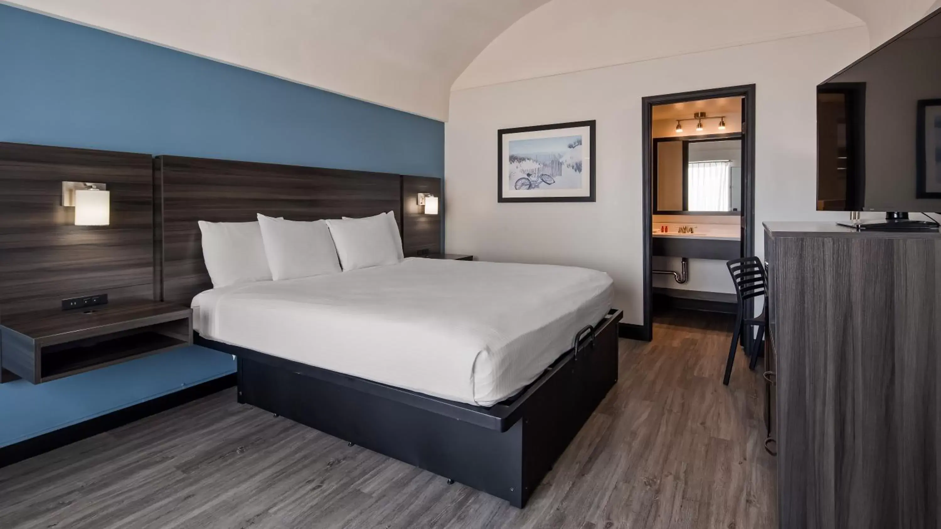 King Room in SureStay Hotel by Best Western Virginia Beach Royal Clipper King Room in SureStay Hotel by Best Western Virginia Beach Royal Clipper