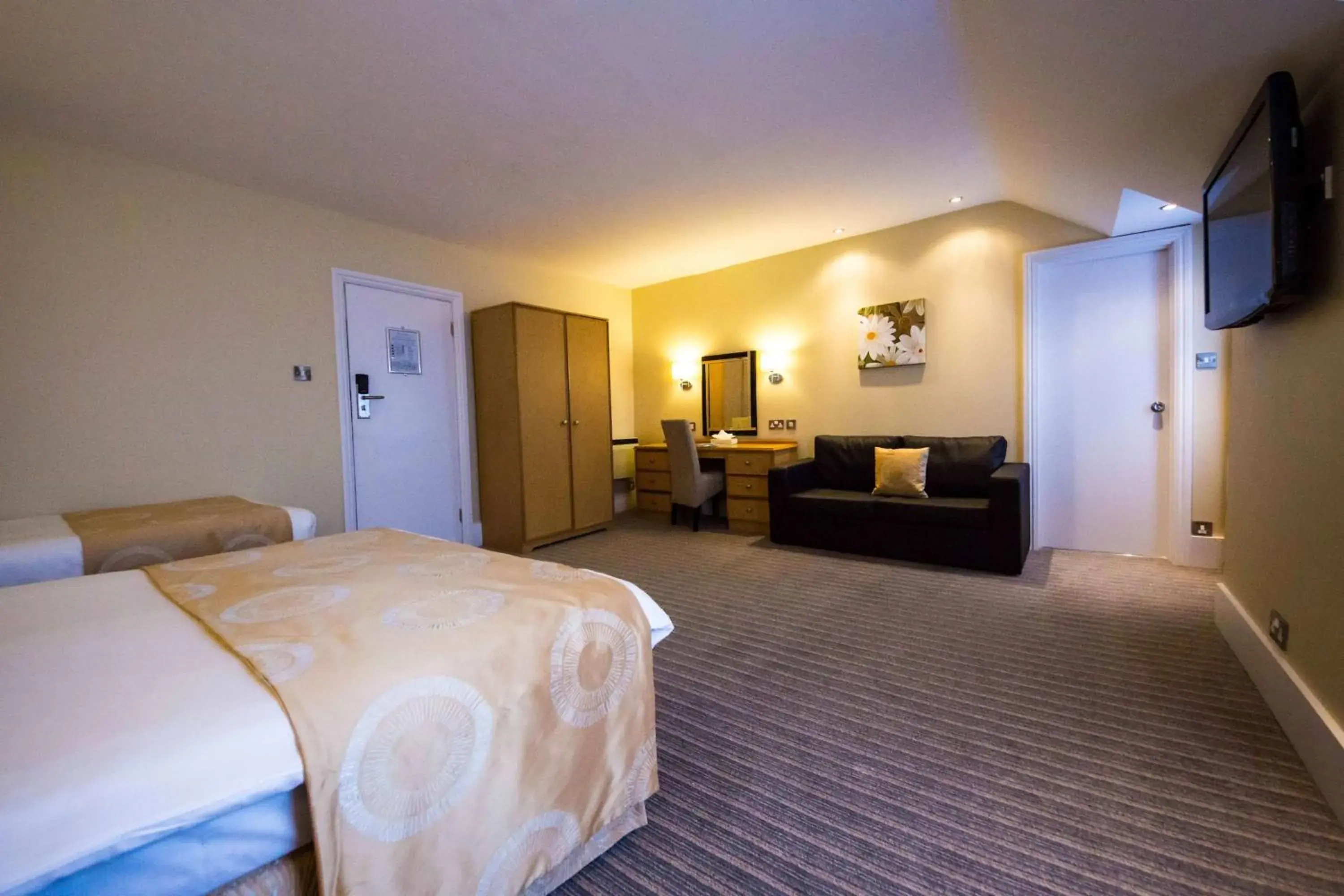 Family Room with Double and Two Single Beds in Best Western York House Hotel Family Room with Double and Two Single Beds in Best Western York House Hotel