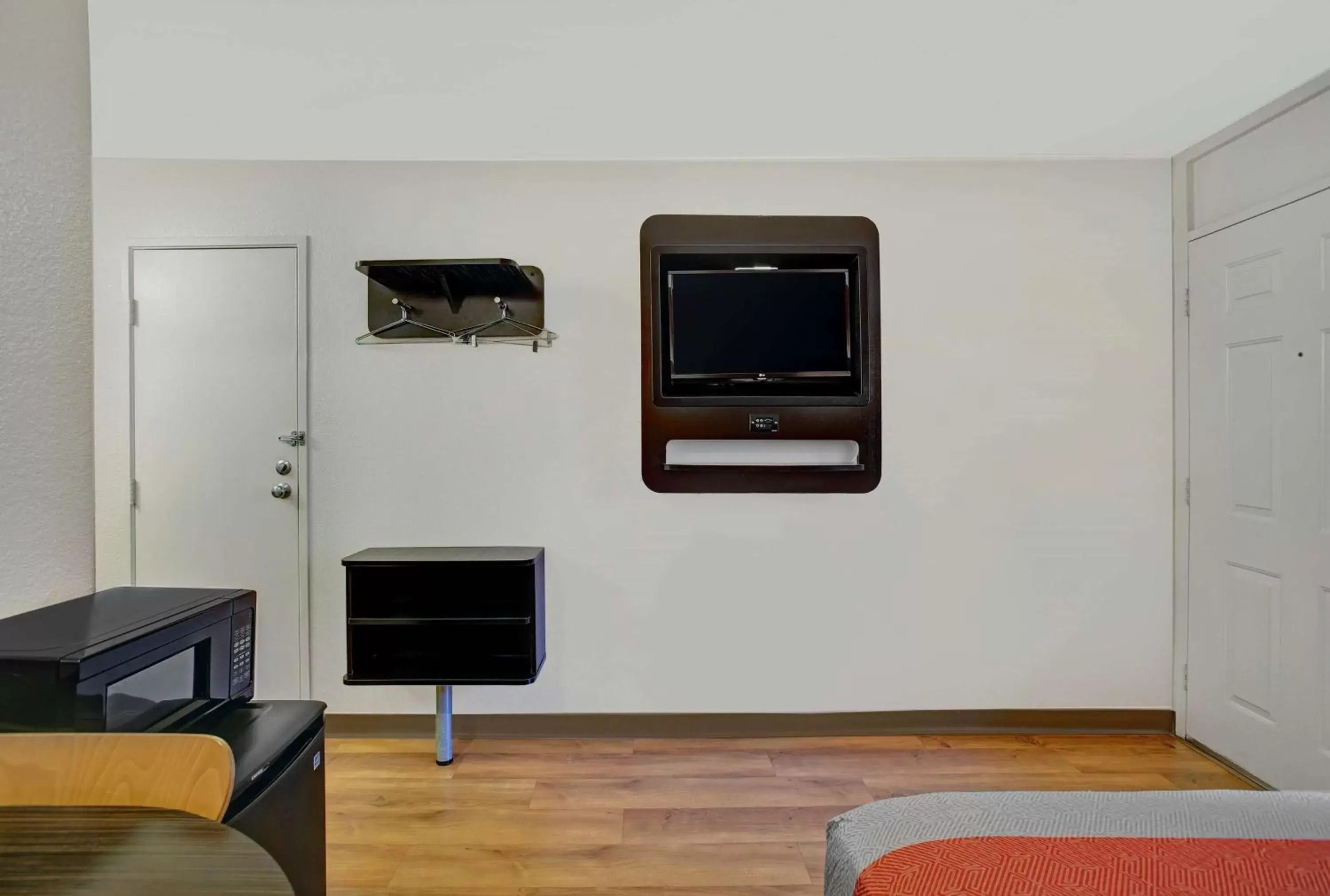 Quadruple Room in Motel 6-Santa Clara, CA Quadruple Room in Motel 6-Santa Clara, CA