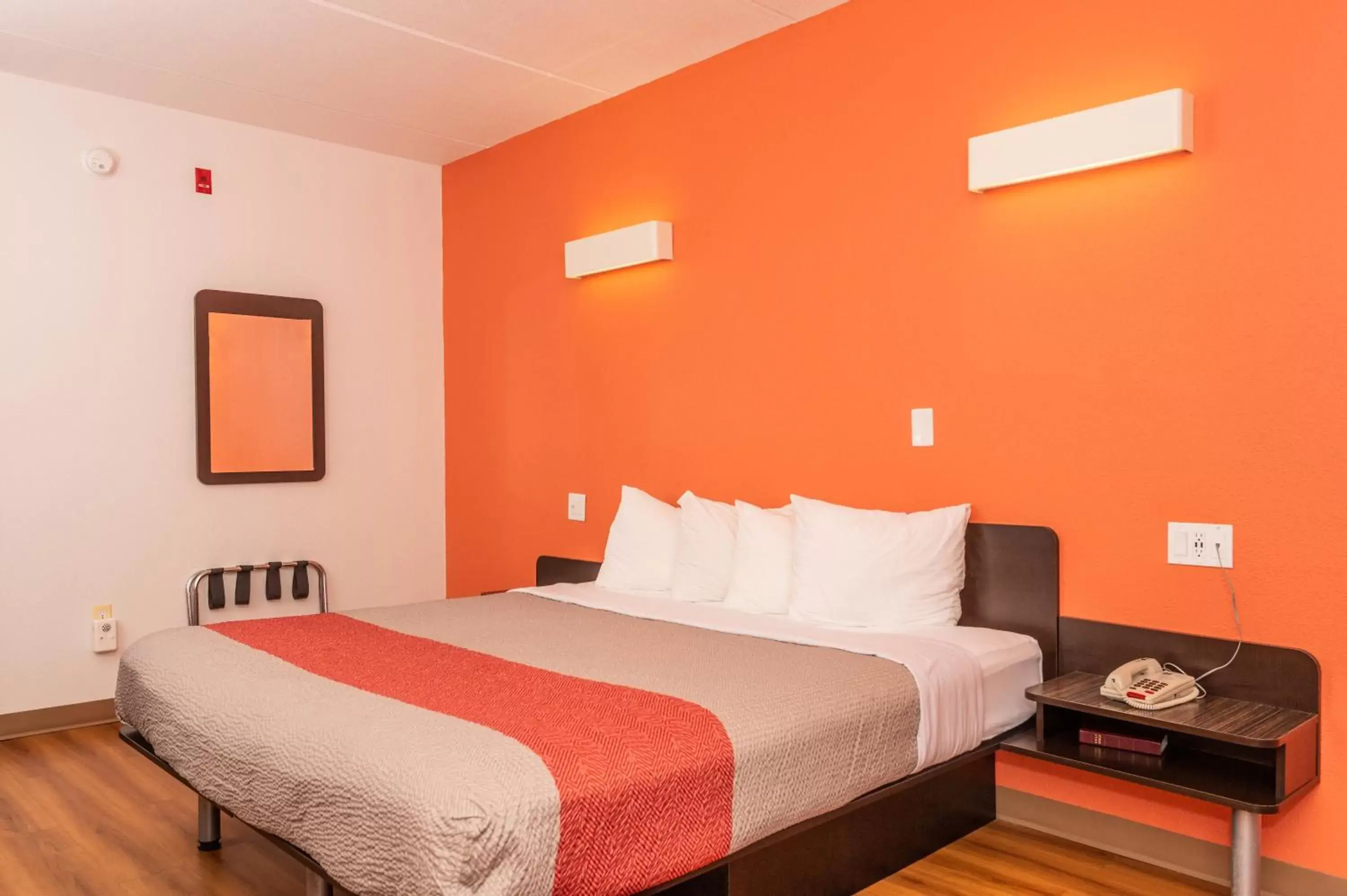 Deluxe King Room - Non-Smoking in Motel 6-Kingsport, TN Deluxe King Room - Non-Smoking in Motel 6-Kingsport, TN