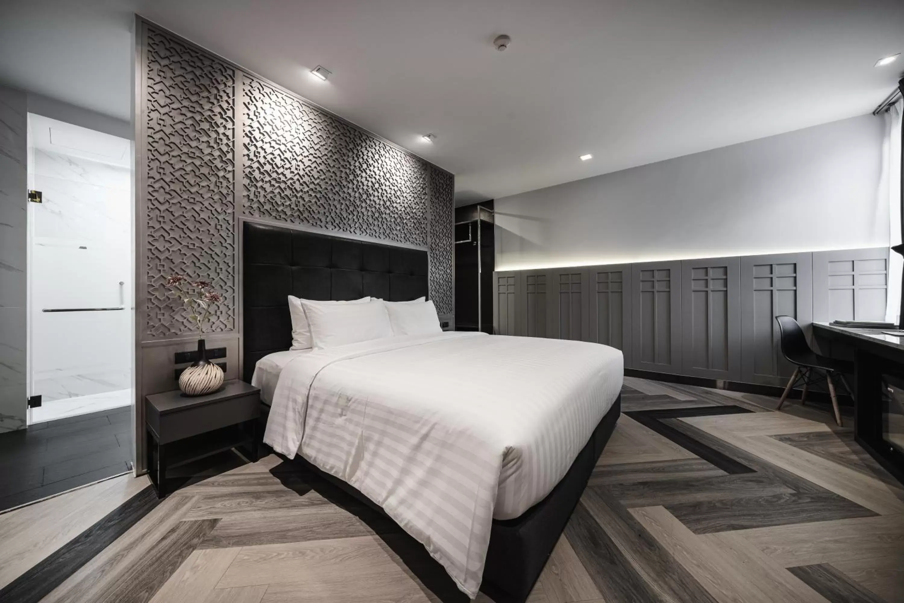 Deluxe King Room - single occupancy in VIX Bangkok at Victory Monument Deluxe King Room - single occupancy in VIX Bangkok at Victory Monument