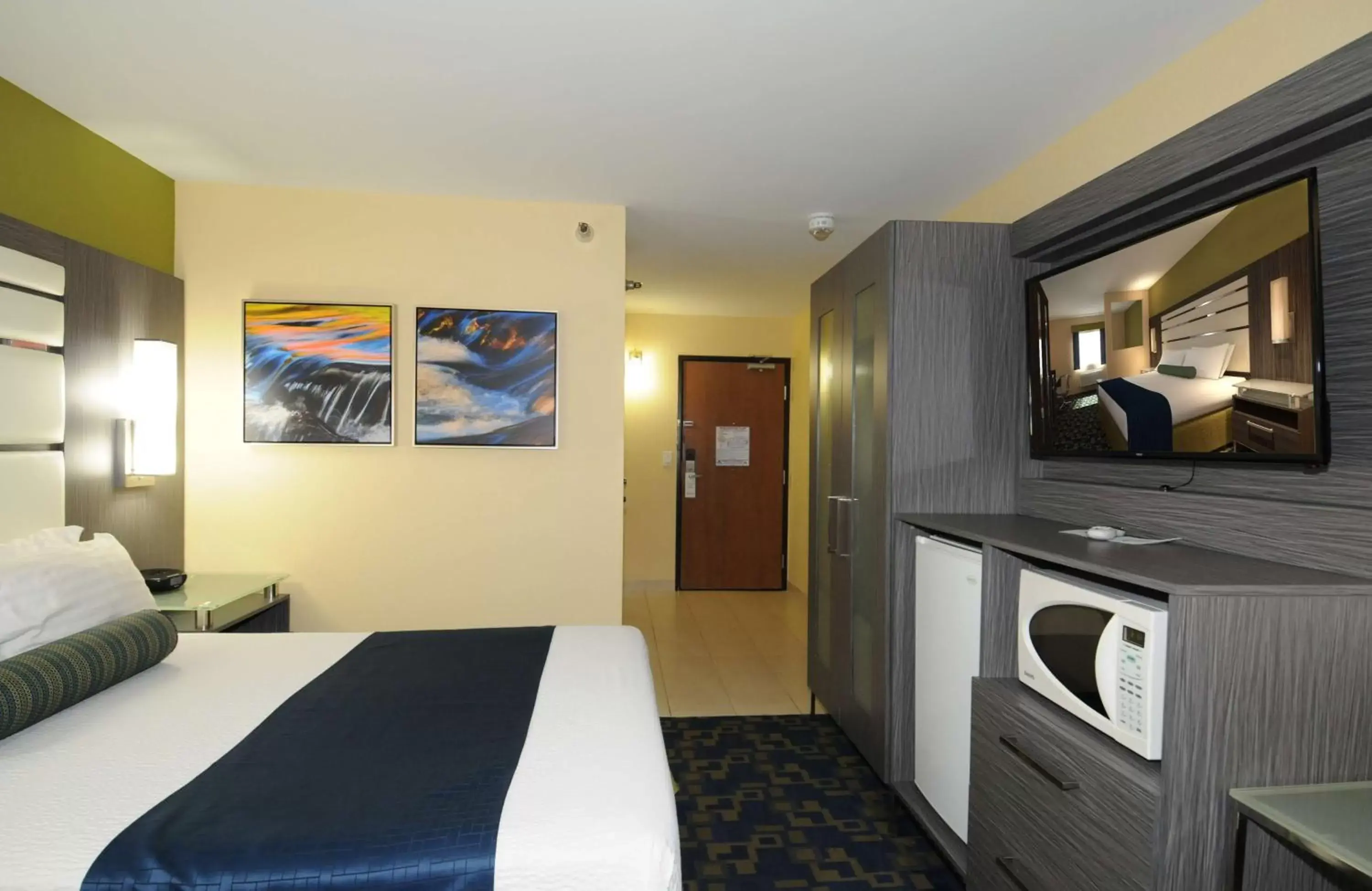 Queen Room with Roll-In Shower - Disability Access in Best Western Antelope Inn & Suites Queen Room with Roll-In Shower - Disability Access in Best Western Antelope Inn & Suites