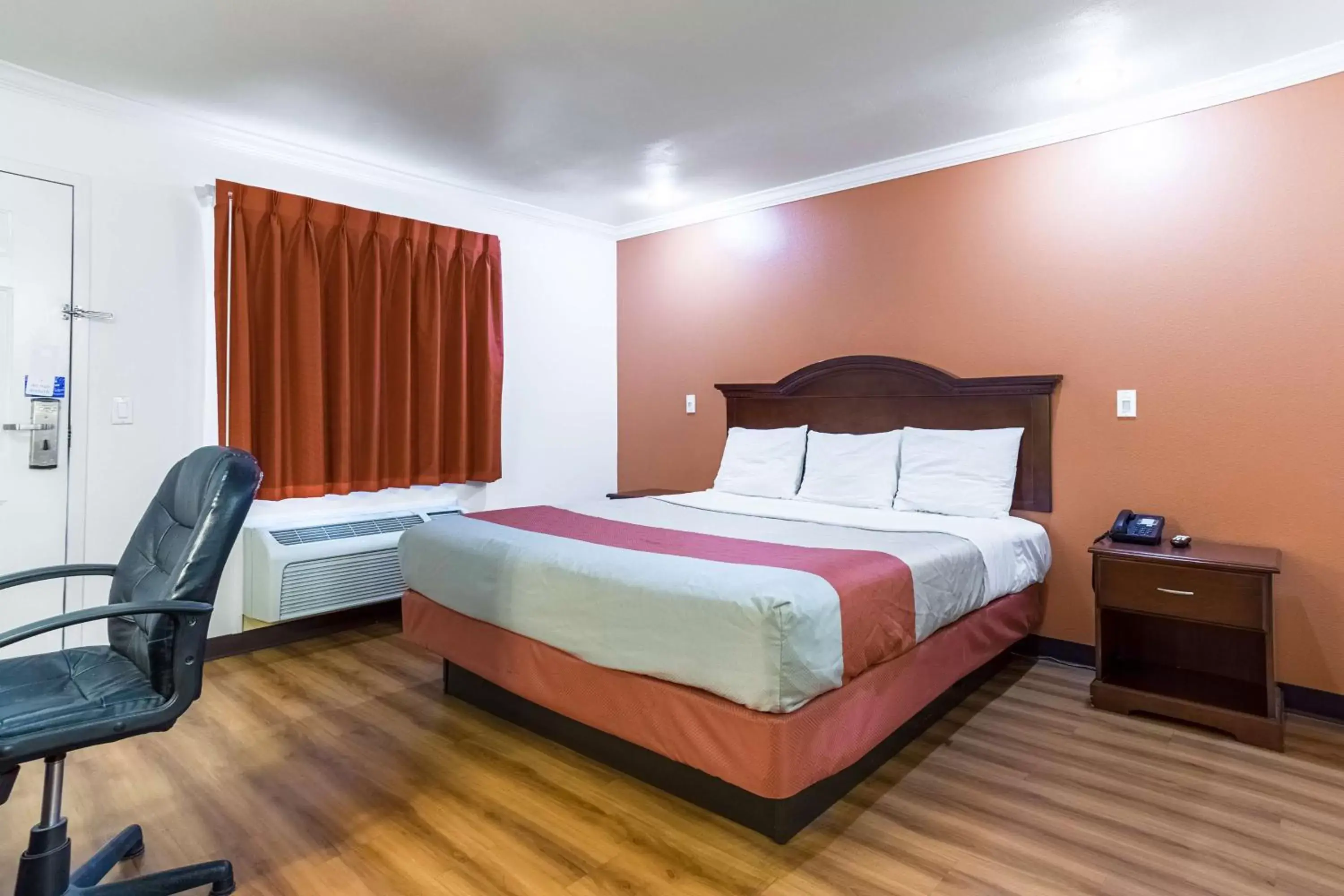 Deluxe King Room - Smoking in Motel 6-Mojave, CA - Airport Deluxe King Room - Smoking in Motel 6-Mojave, CA - Airport