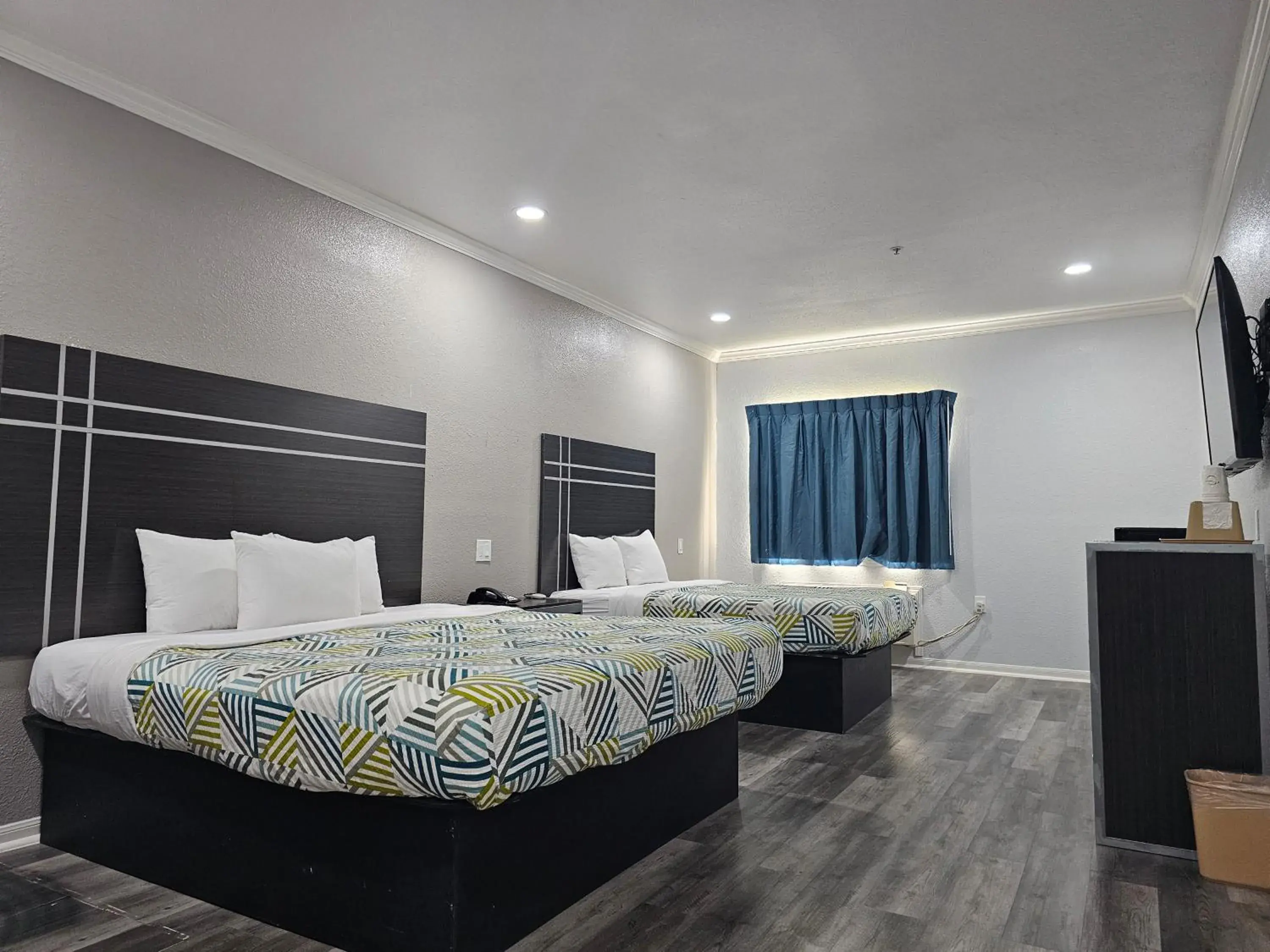 Queen Room with Two Queen Beds - Disability Access - Roll In Shower in Motel 6-Houston, TX - 249 - Willowbrook Queen Room with Two Queen Beds - Disability Access - Roll In Shower in Motel 6-Houston, TX - 249 - Willowbrook