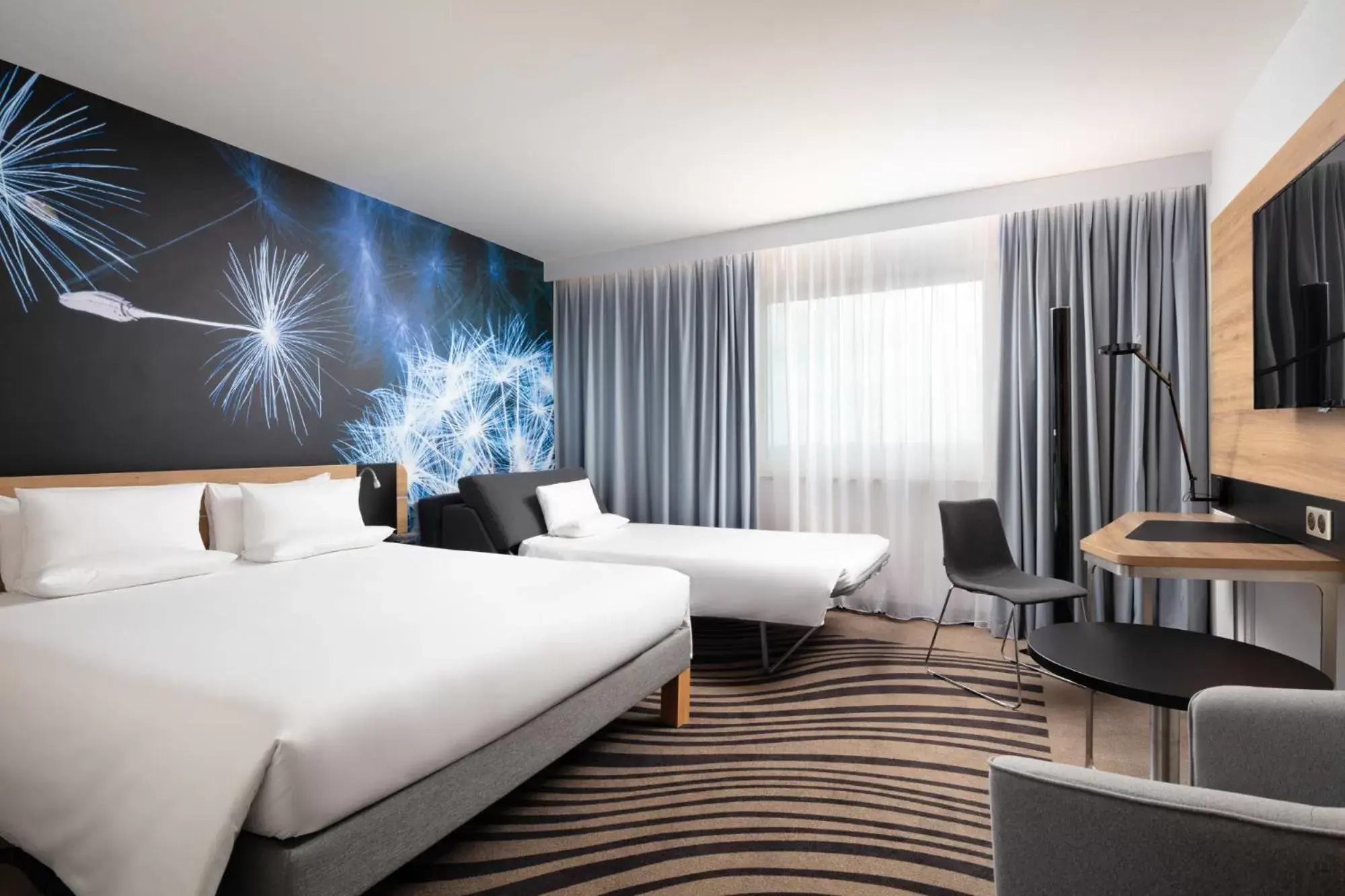 Superior Queen Room with Sofa in Novotel Poznan Centrum Superior Queen Room with Sofa in Novotel Poznan Centrum