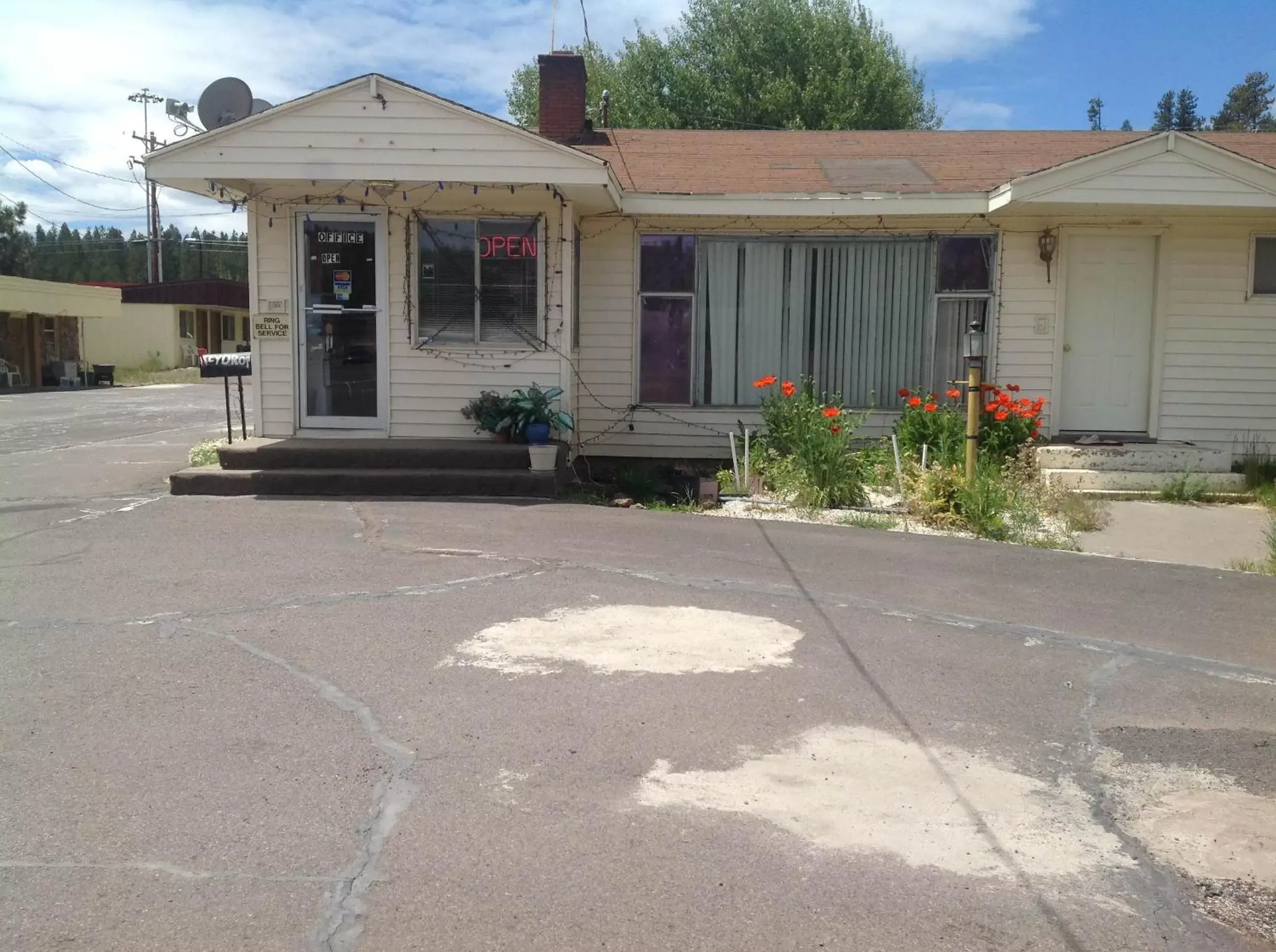 Facade/entrance, Property Building in Budget Inn Motel Chemult Facade/entrance, Property Building in Budget Inn Motel Chemult