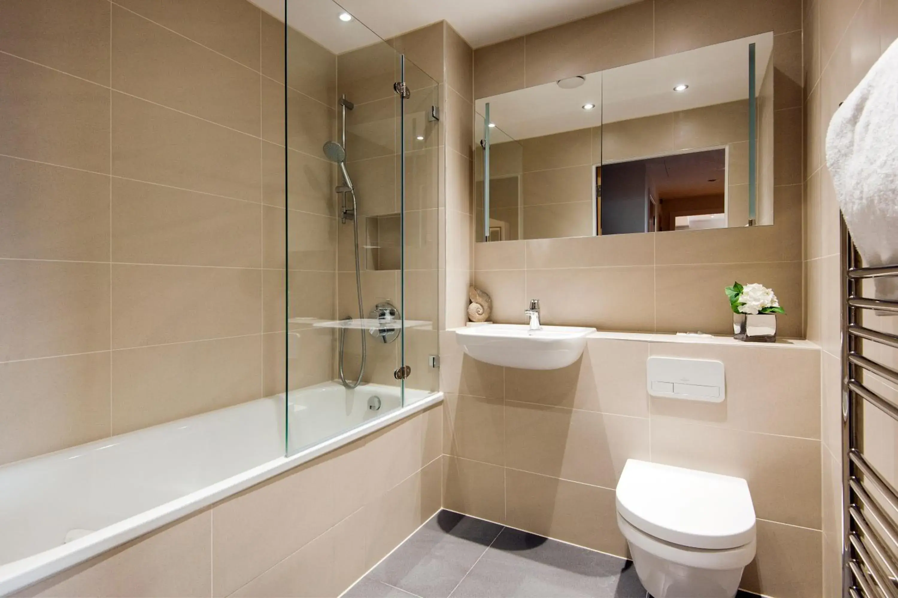 Two bedroom apartment with 2 private bathrooms in Twyne House Apartments Two bedroom apartment with 2 private bathrooms in Twyne House Apartments