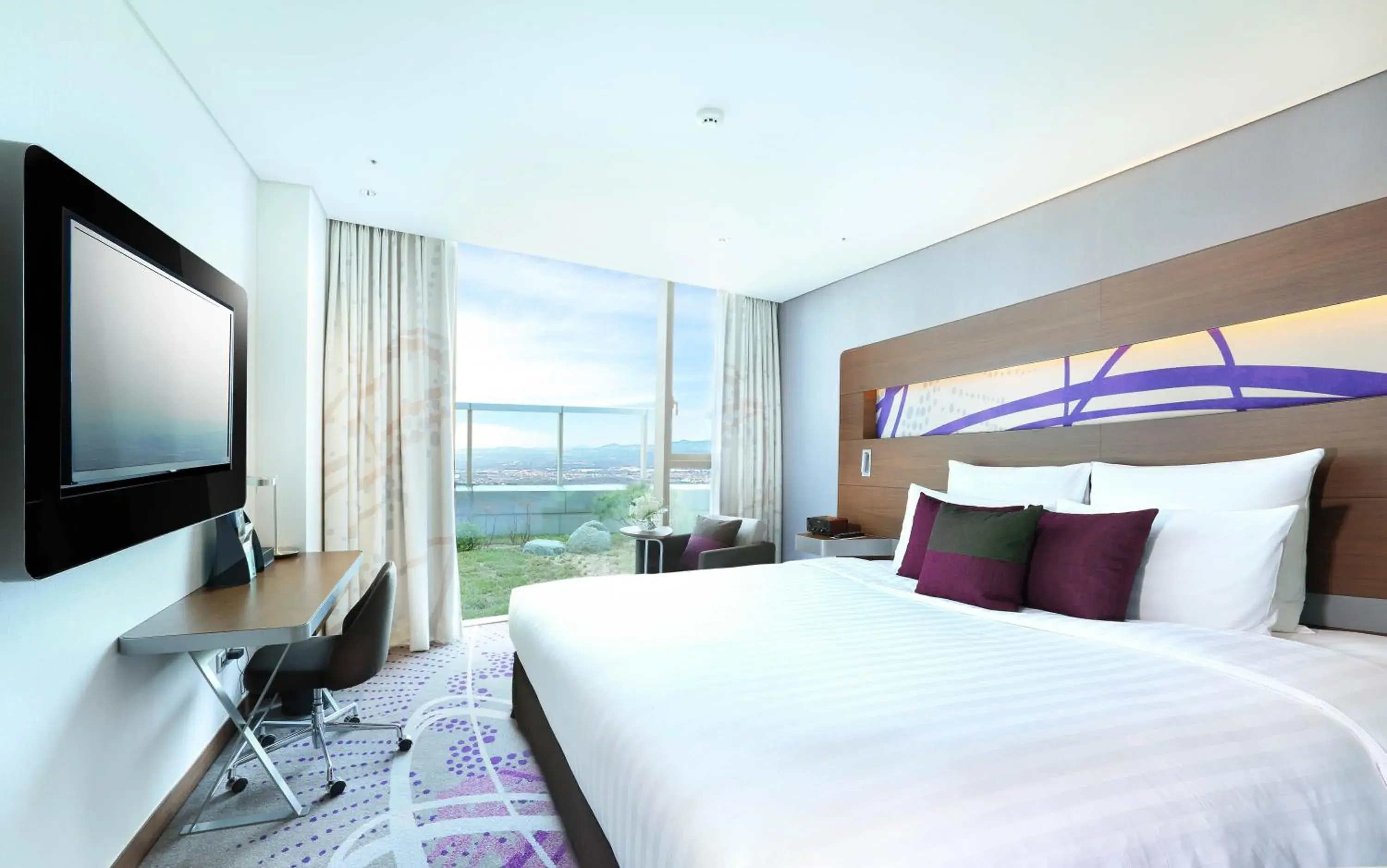 Deluxe Double Room with Garden View in Novotel Ambassador Suwon Hotel Deluxe Double Room with Garden View in Novotel Ambassador Suwon Hotel