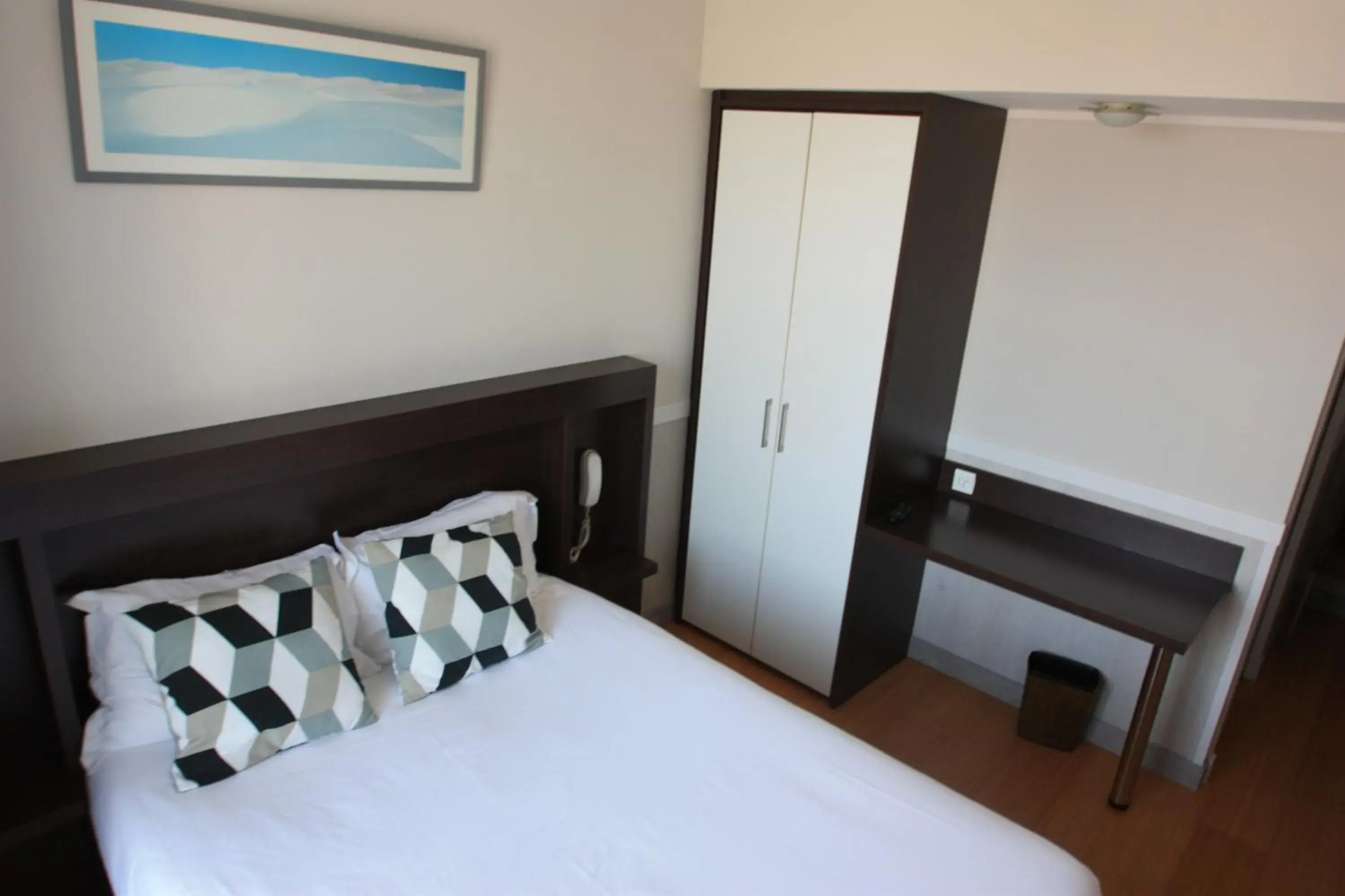 Double Room in Hotel De La Rade Double Room in Hotel De La Rade