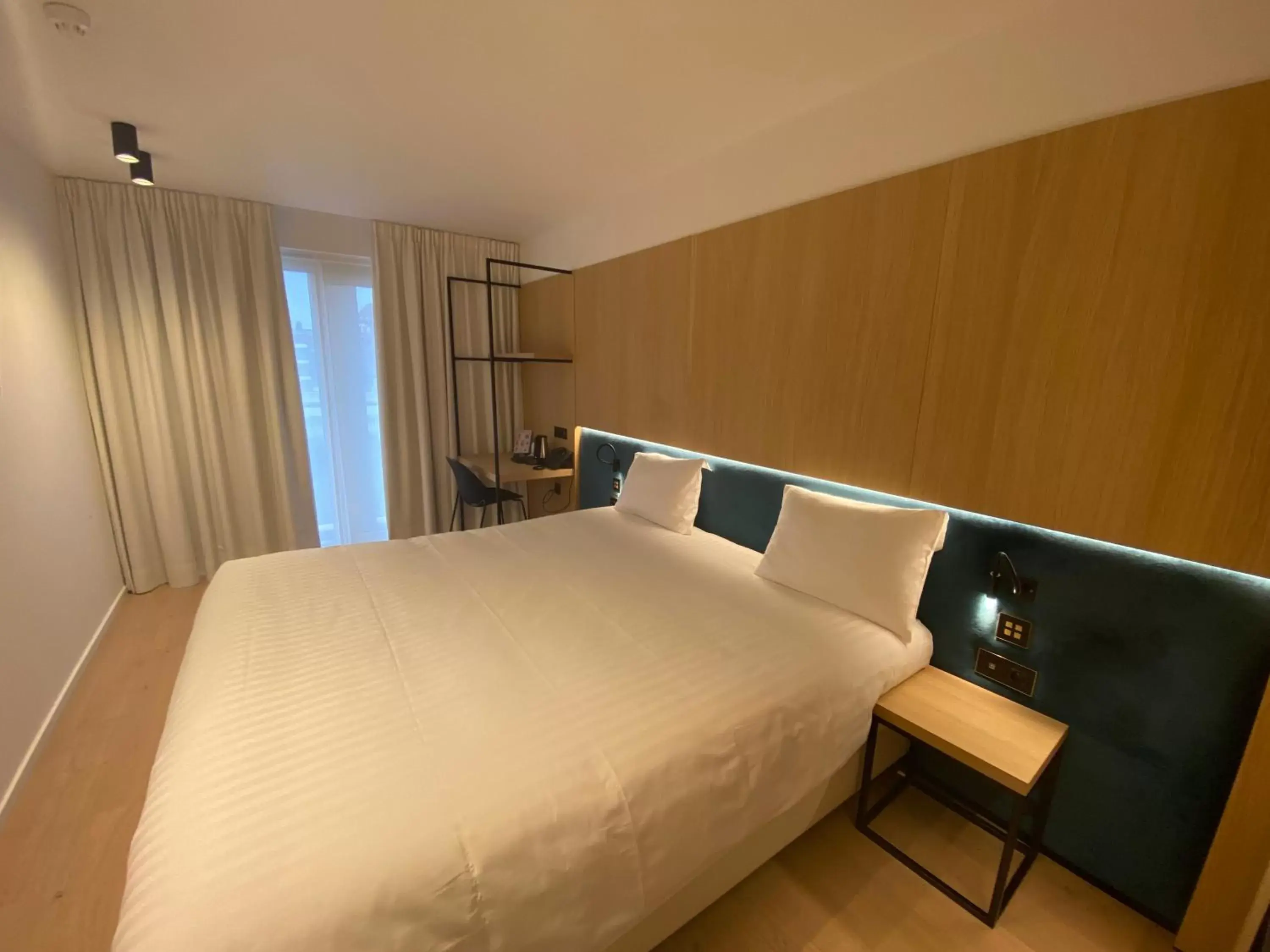 Deluxe Double Room with Balcony in Parkhotel Roeselare Deluxe Double Room with Balcony in Parkhotel Roeselare