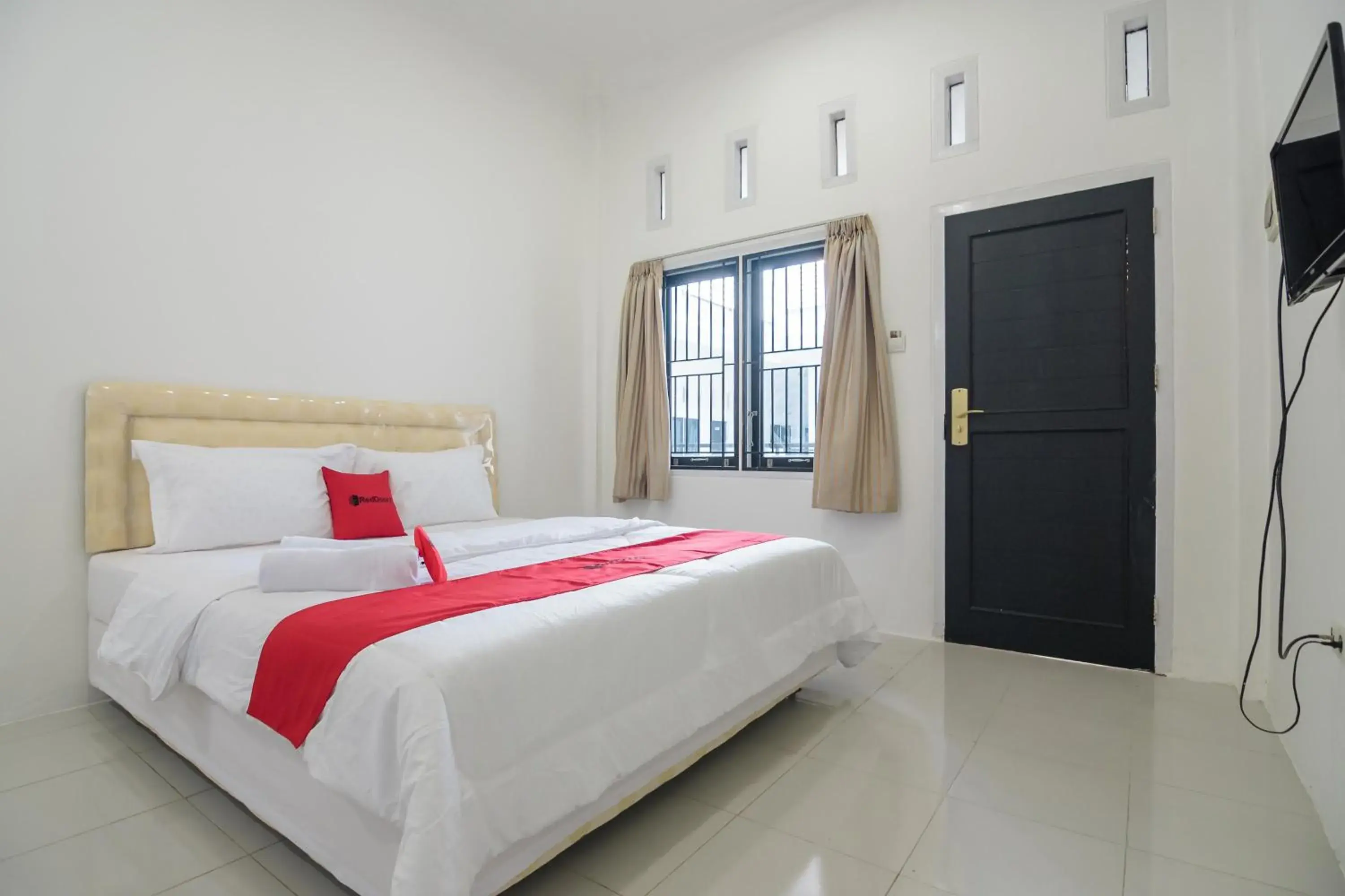 Double Room in RedDoorz near Sultan Thaha Airport Jambi Double Room in RedDoorz near Sultan Thaha Airport Jambi