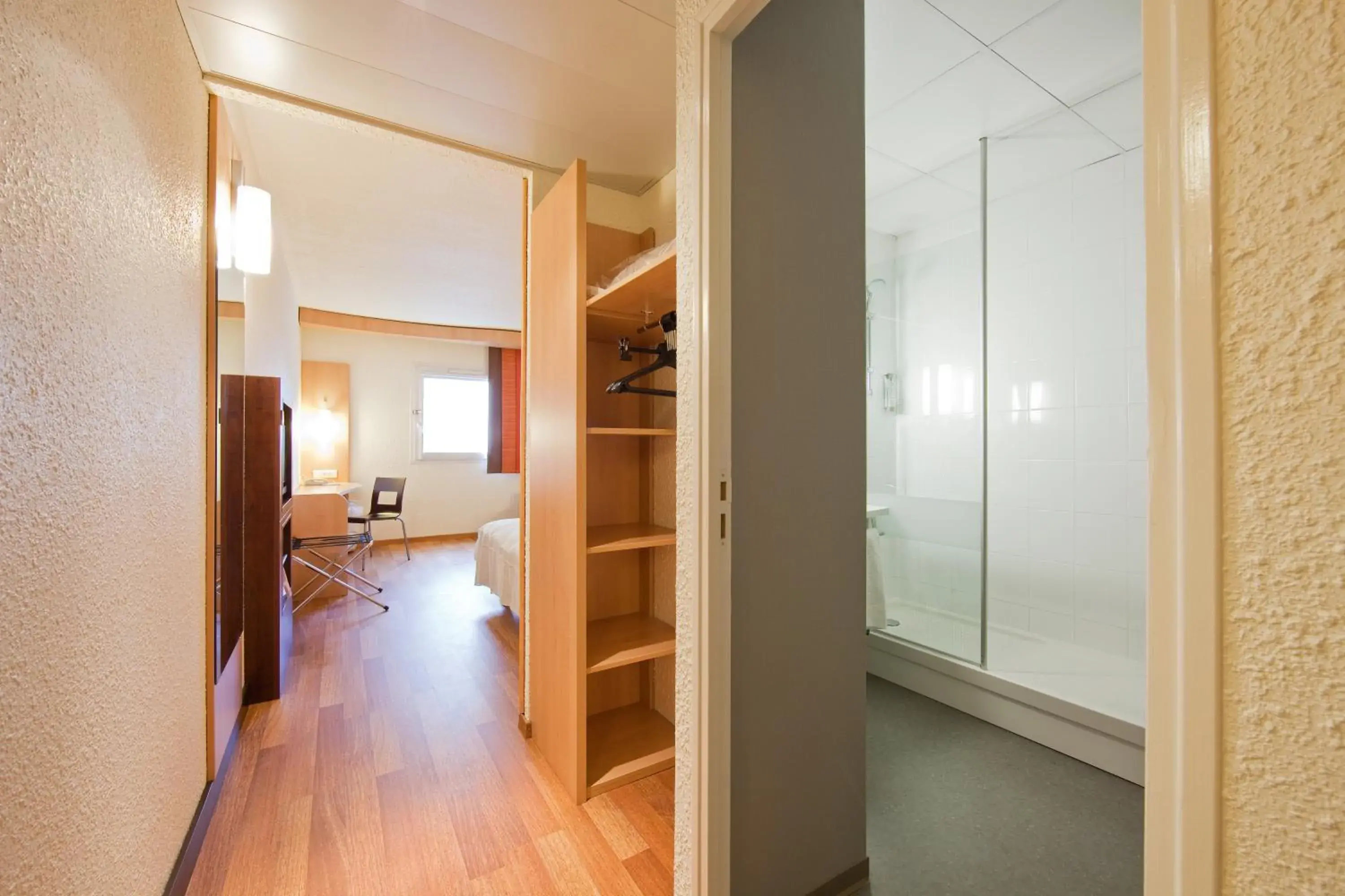 Standard Room with One Double Bed and One Single Bed in ibis Paris Pantin Eglise Standard Room with One Double Bed and One Single Bed in ibis Paris Pantin Eglise