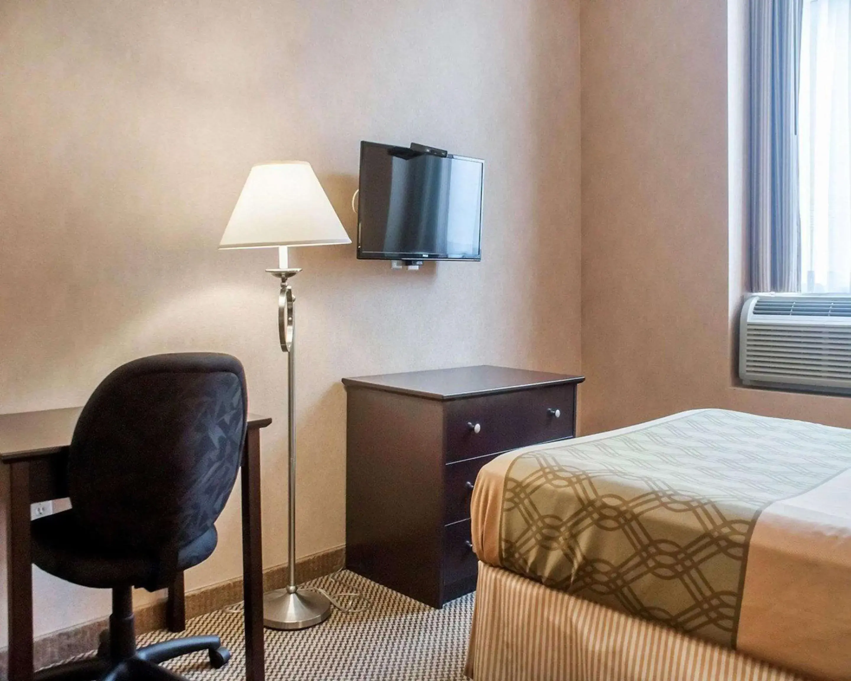 Queen Room - Non-Smoking in Econo Lodge Woodstock Queen Room - Non-Smoking in Econo Lodge Woodstock