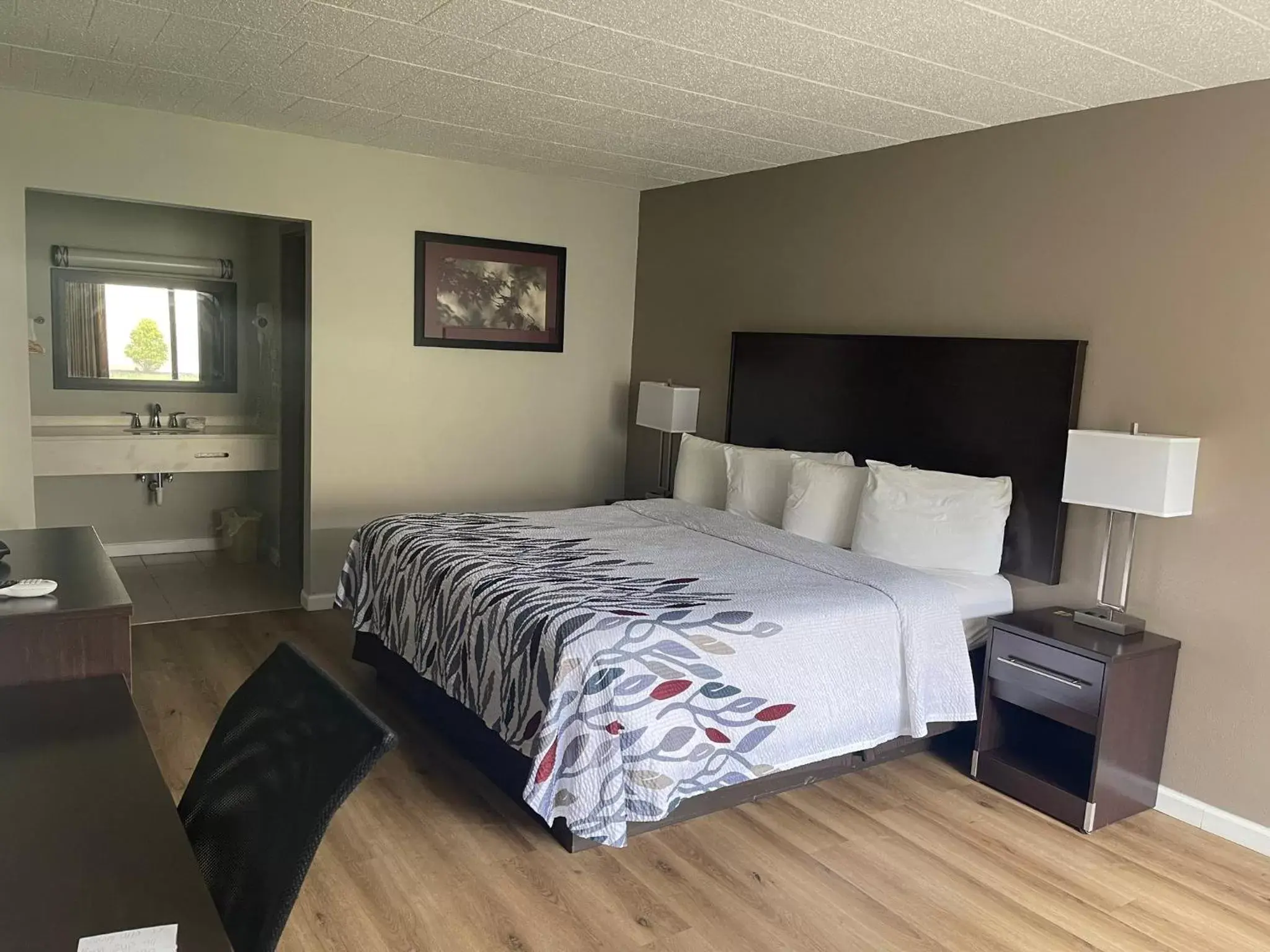 Standard King Room Disability Access Roll-In Shower Non-Smoking in Red Roof Inn Clearfield Standard King Room Disability Access Roll-In Shower Non-Smoking in Red Roof Inn Clearfield