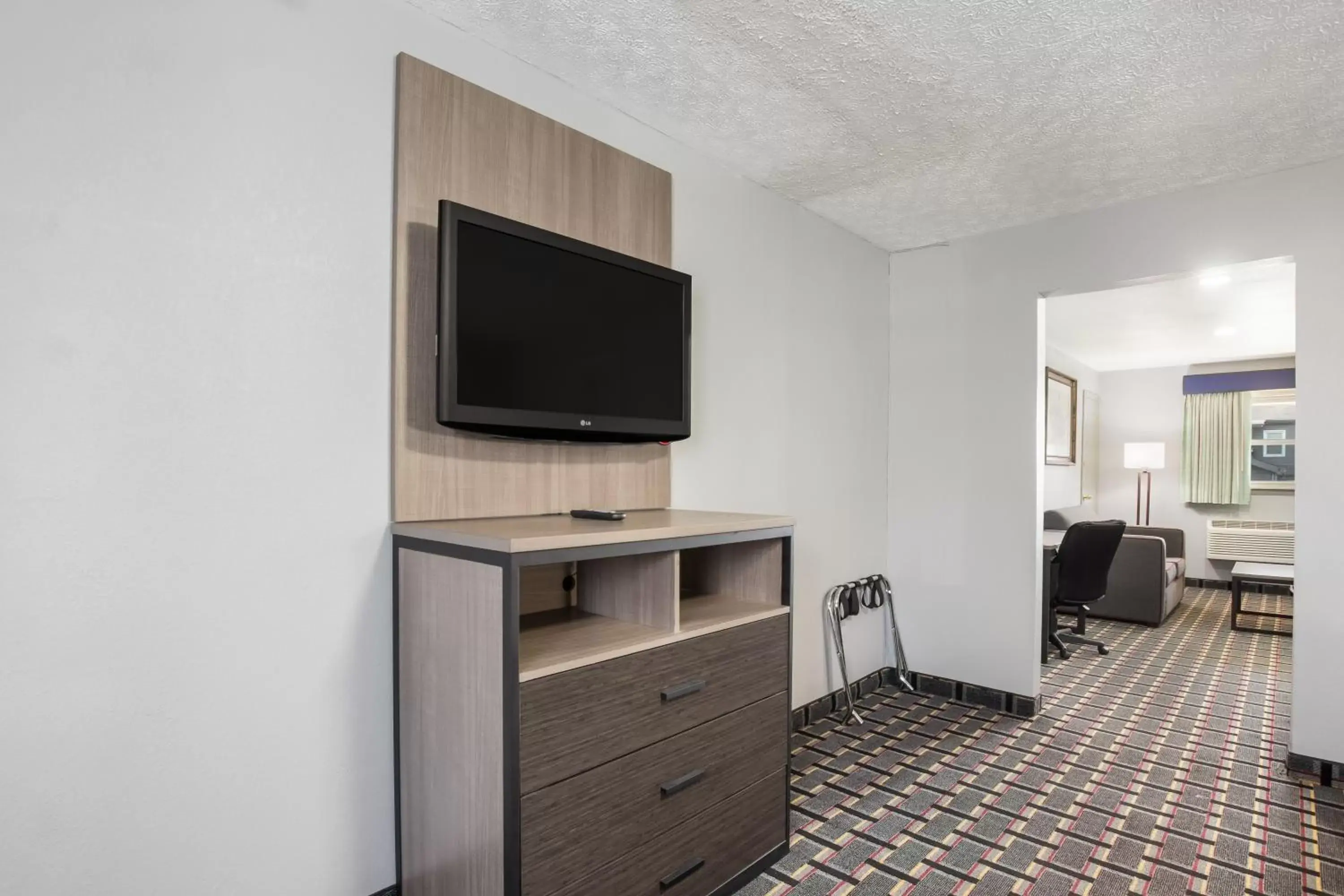 Deluxe Double Suite - Non-Smoking in Knights Inn & Suites Salem Deluxe Double Suite - Non-Smoking in Knights Inn & Suites Salem