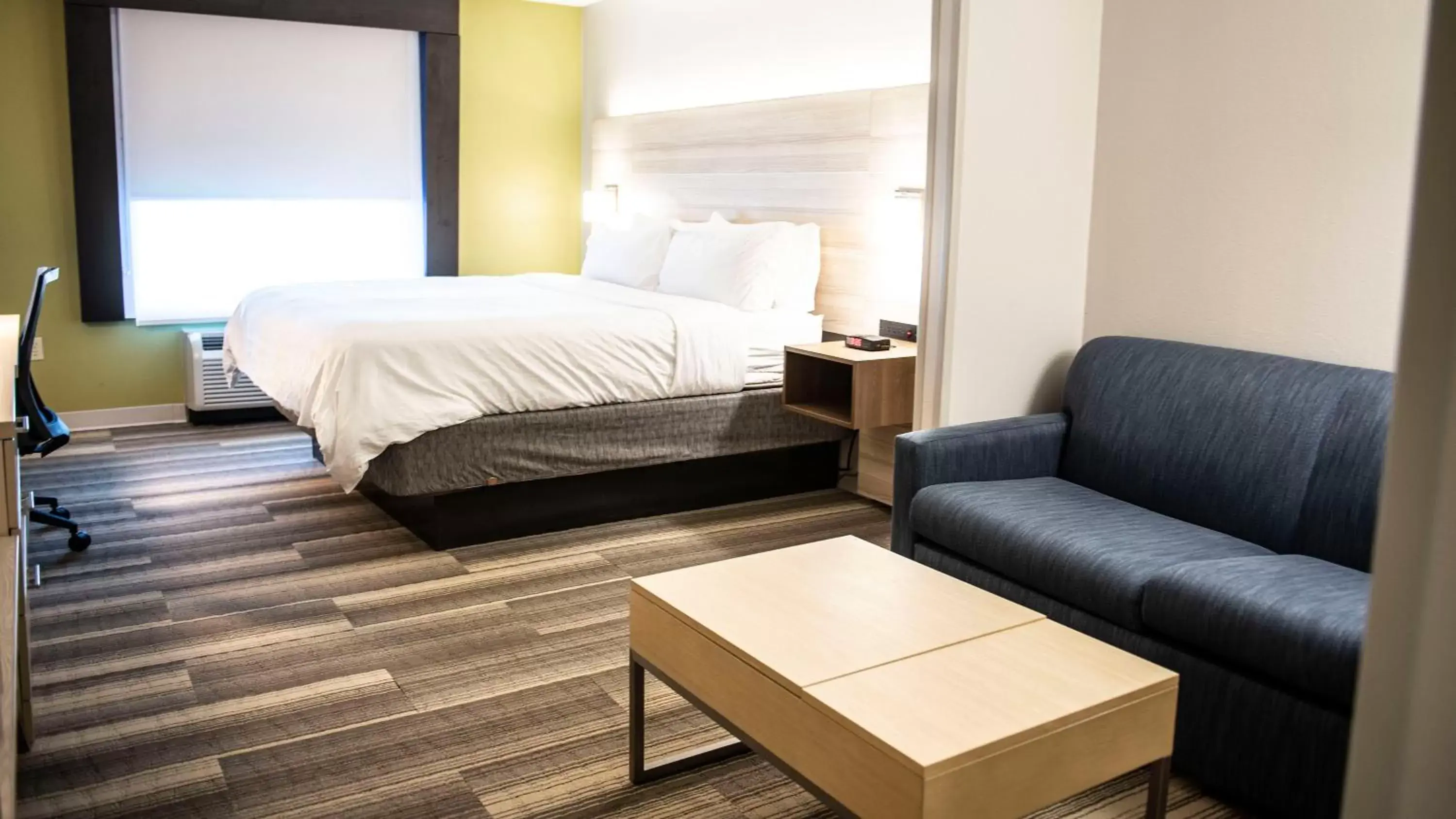 King Suite with Accessible Tub - Disability Access in Holiday Inn Express Hotel & Suites Sedalia by IHG King Suite with Accessible Tub - Disability Access in Holiday Inn Express Hotel & Suites Sedalia by IHG