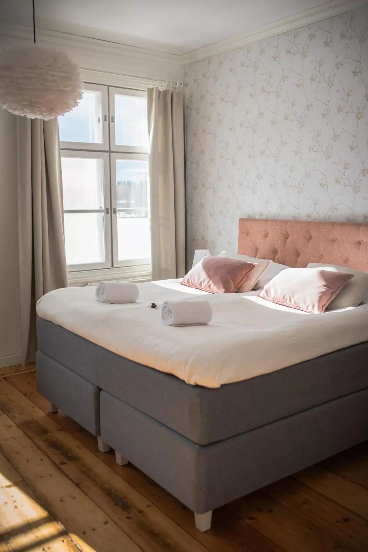 Quadruple Room with Lake View in Vanha pappila Hetki Oy Quadruple Room with Lake View in Vanha pappila Hetki Oy