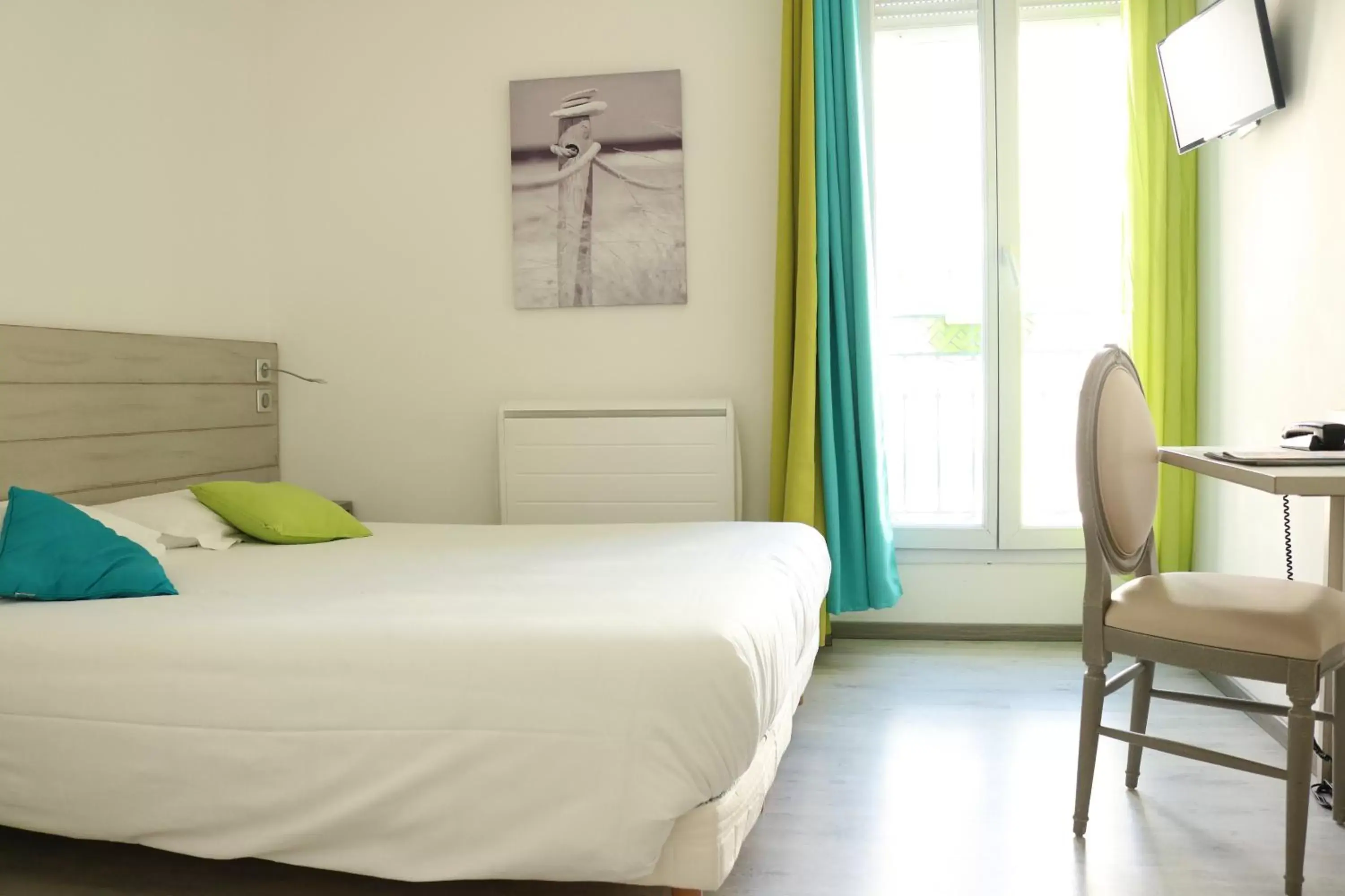 Standard Double Room Street Side in Hotel-Restaurant Du Port Standard Double Room Street Side in Hotel-Restaurant Du Port