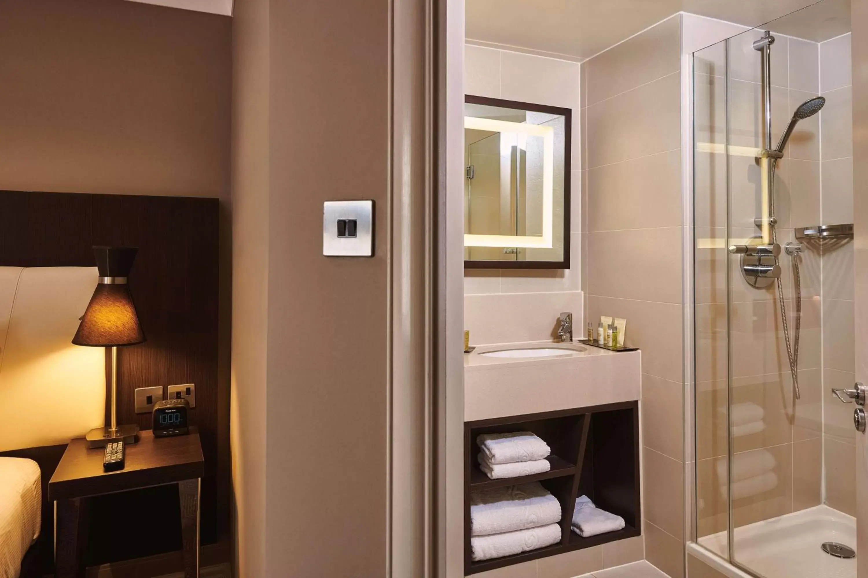 Deluxe Twin Room in DoubleTree by Hilton London Ealing Deluxe Twin Room in DoubleTree by Hilton London Ealing