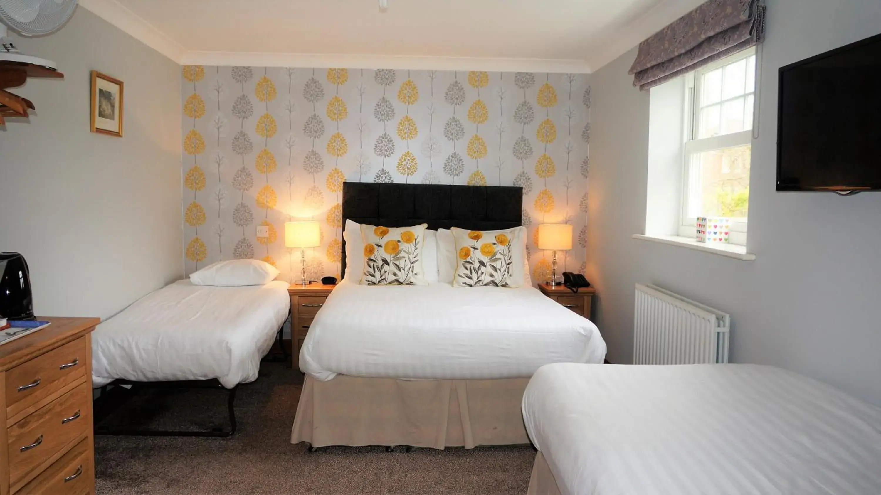 Family Room (4 Adults) in The Lawn Guest House Gatwick Family Room (4 Adults) in The Lawn Guest House Gatwick