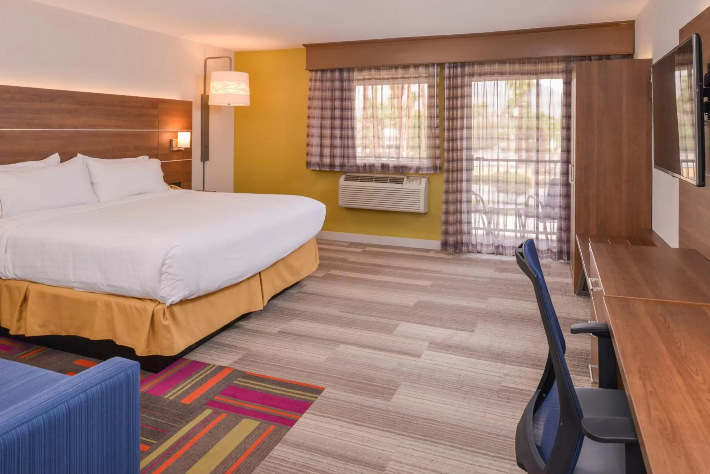 Premium King Room with Balcony in Holiday Inn Express Palm Desert by IHG Premium King Room with Balcony in Holiday Inn Express Palm Desert by IHG