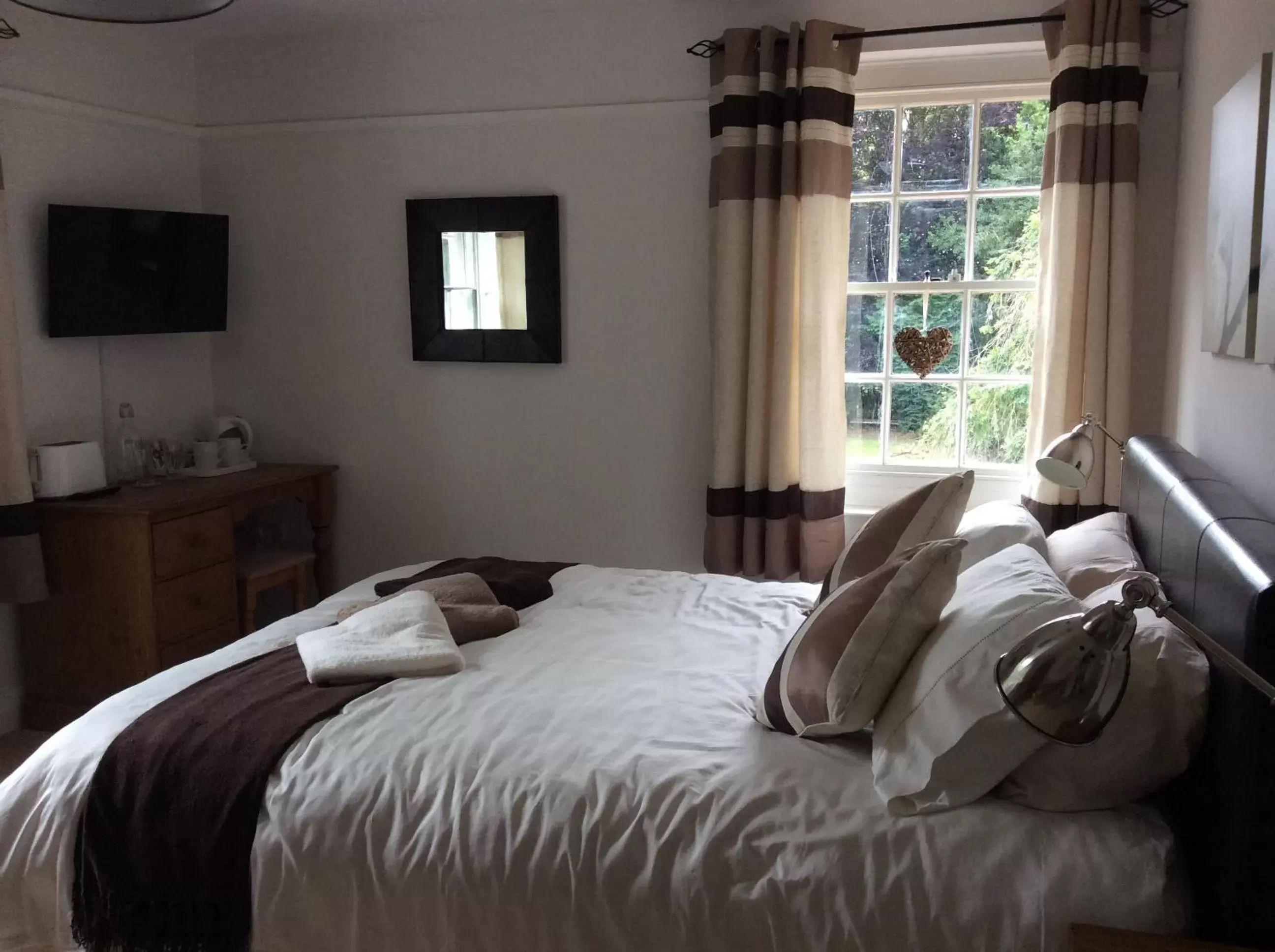Deluxe Double Room with Bath in Beightons Bed and Breakfast Deluxe Double Room with Bath in Beightons Bed and Breakfast
