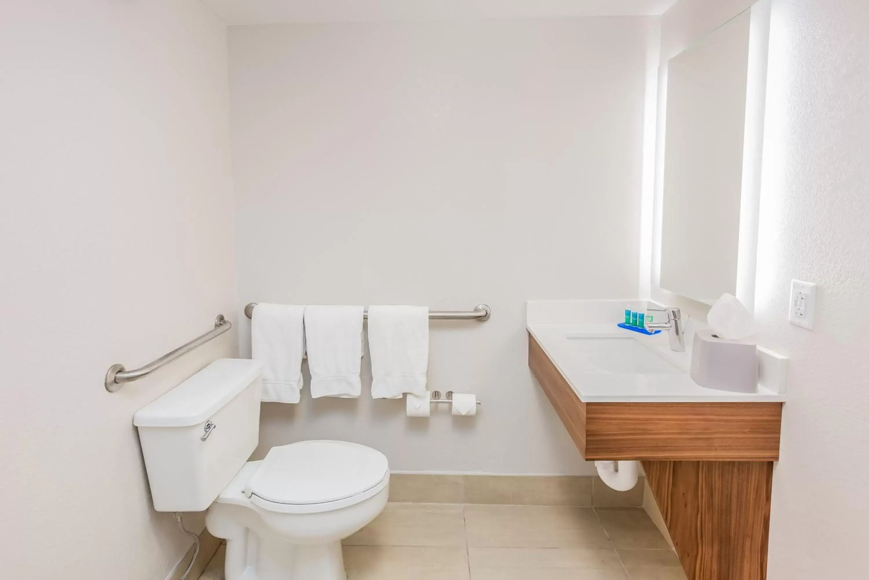 Standard King Room with Accessible Tub in Holiday Inn Express Orange Beach - On The Beach, an IHG Hotel Standard King Room with Accessible Tub in Holiday Inn Express Orange Beach - On The Beach, an IHG Hotel